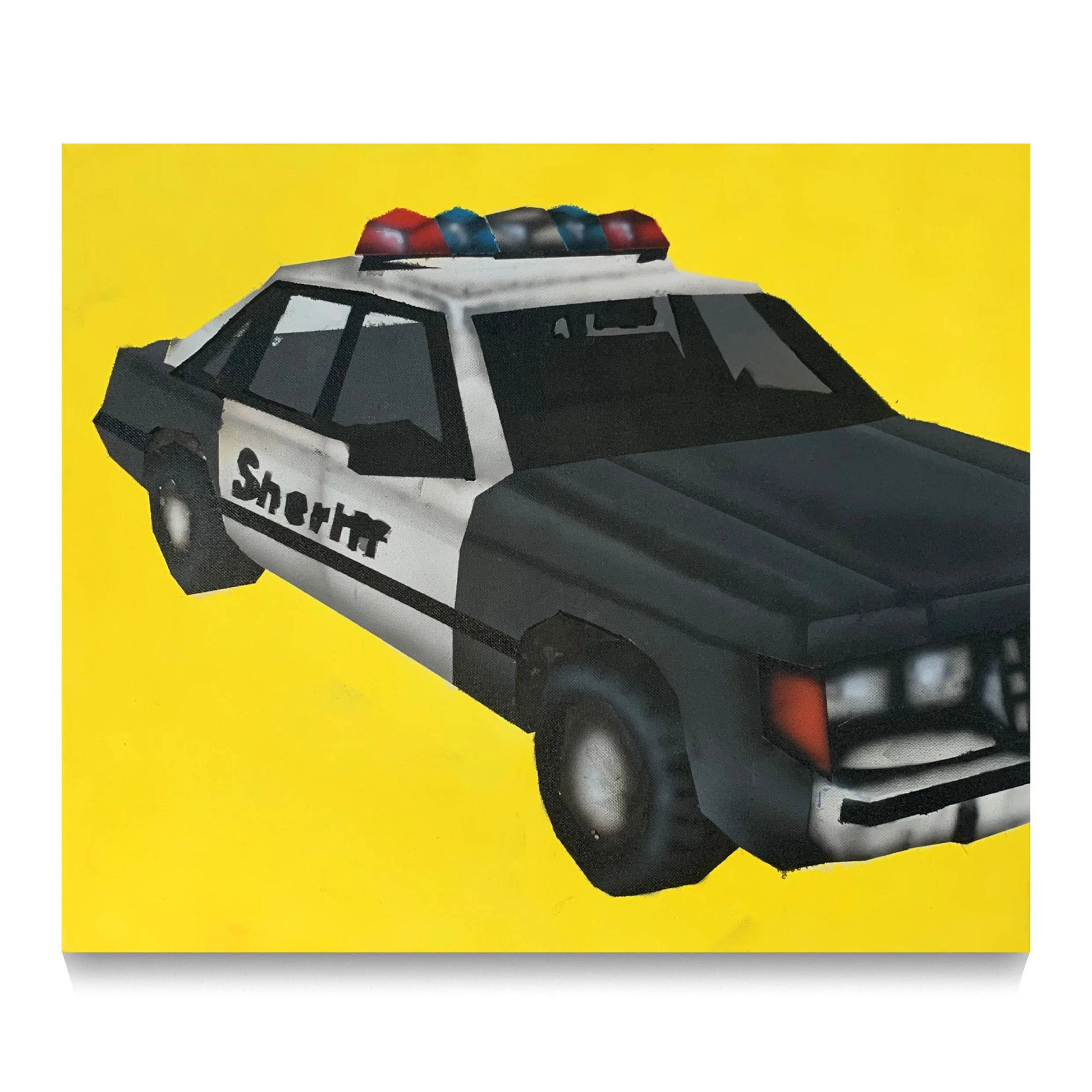 Photo d'une voiture de police blanc et noir avec un support d'alerte lumineux rouge, bleu et blanc sur le toit, placé contre un fond jaune.