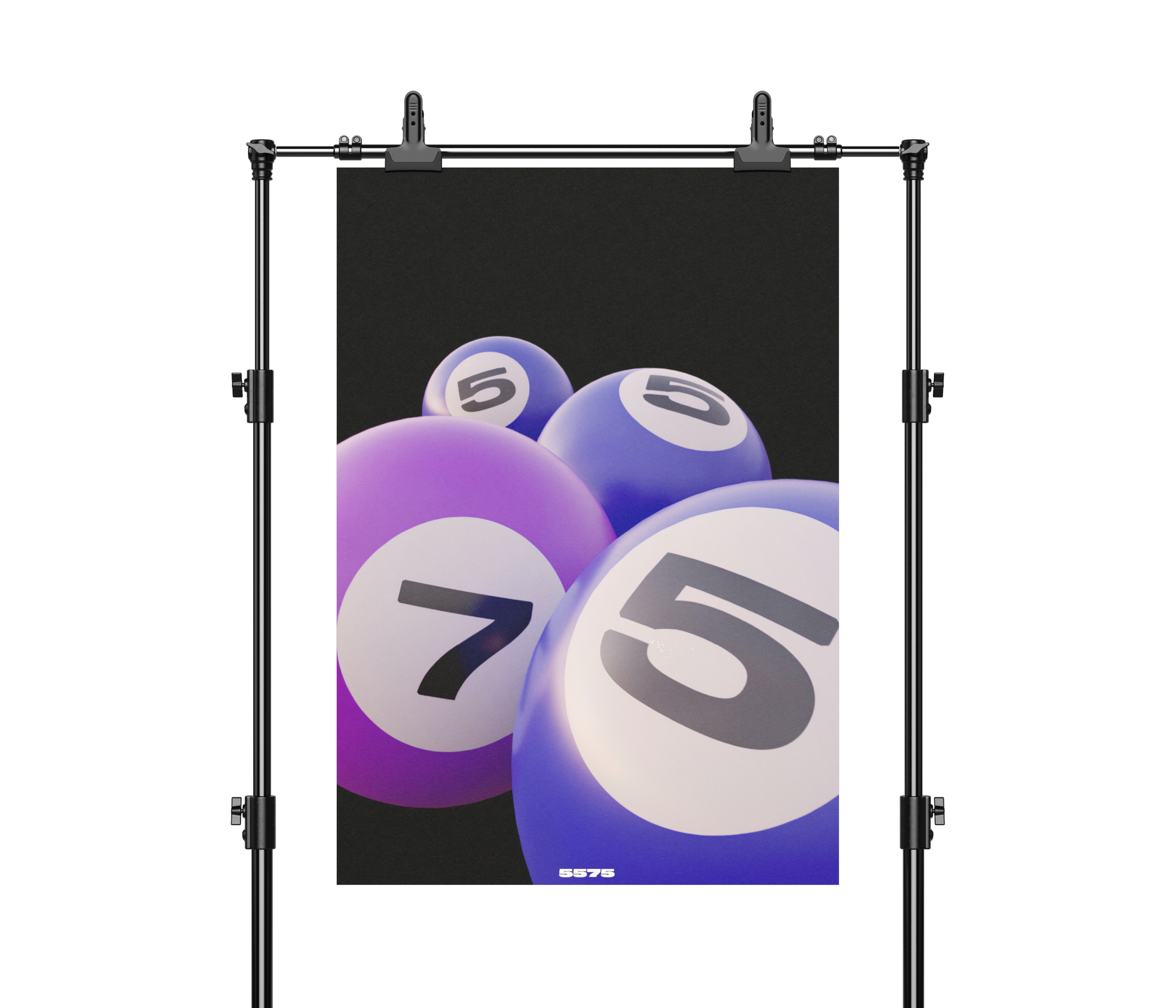 Un panneau de photographie avec des boules de loto violettes et blanches portant le chiffre 5, avec la référence 5575 en bas.