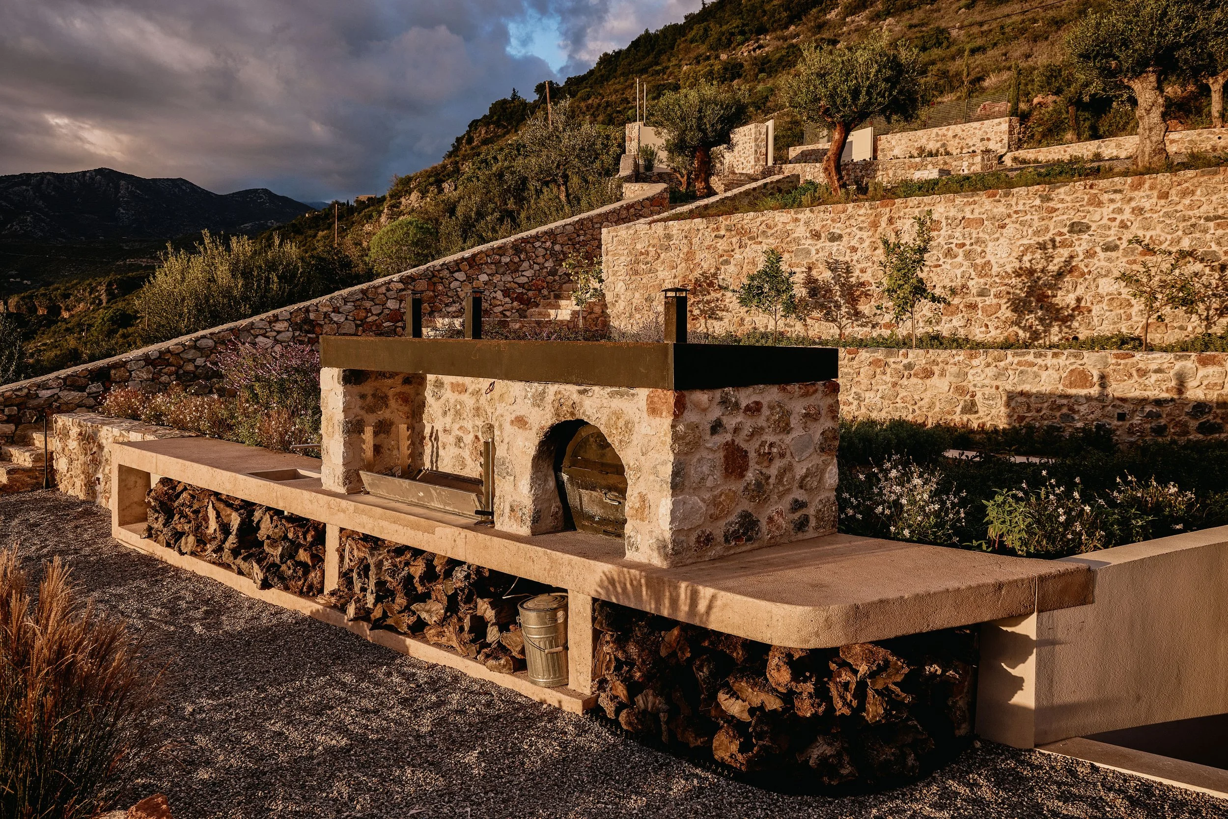 Outdoor kitchen &amp; wood-fired oven