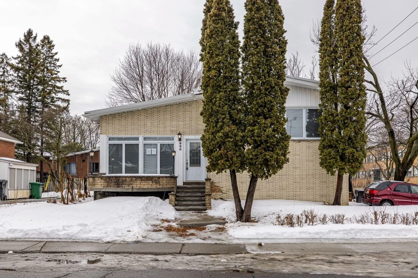 Bienvenue au 890 rue Fraser, Ville St-Laurent 📍

Massive propri&eacute;t&eacute; de 5 chambres, 3 salles de bains, id&eacute;alement positionn&eacute;e sur un terrain en coin &agrave; seulement quelques minutes des meilleurs &eacute;coles de la vill