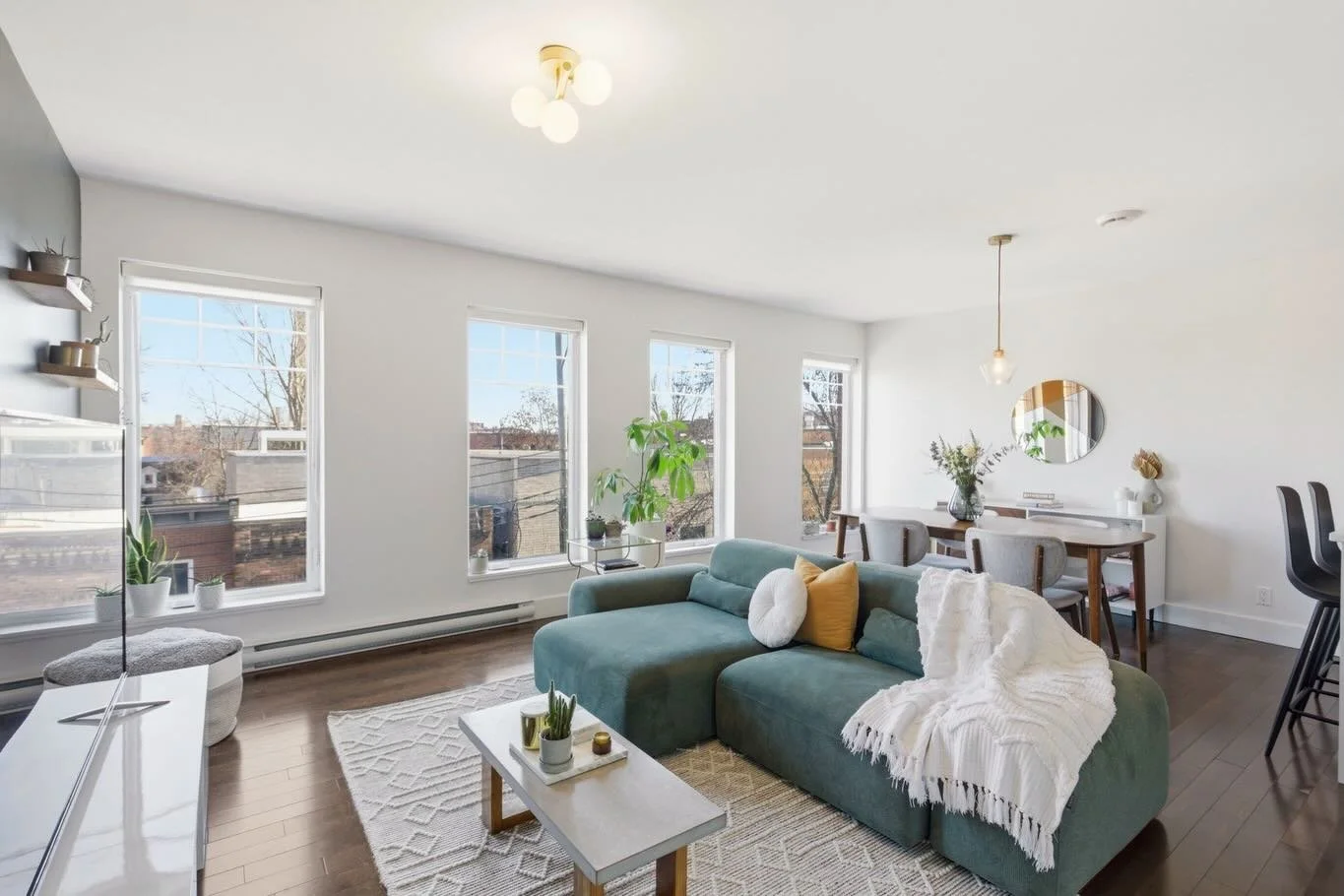VIVRE AU SOMMET 🥂 | 96 Bourget #301

Le Penthouse dont vous r&ecirc;viez au c&oelig;ur du Sud-Ouest :
✨ Unit&eacute; sur 2 &eacute;tages de 738 pi&sup2;
✨ R&eacute;novations modernes (Cuisine + SDB)
✨ Terrasse priv&eacute;e + Vue sur la Skyline 🏙️
