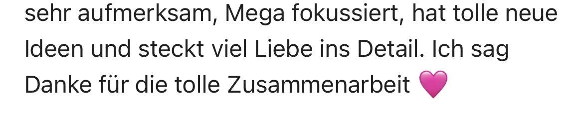 Der Text in einem Dokument oder auf einer Karte, der positive Kommentare und Dank für Zusammenarbeit enthält.