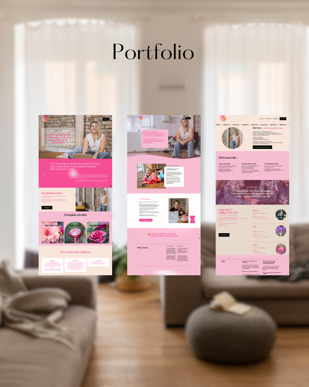 Drei Webseiten-Designs für ein Portfolio im pinken Farbschema, mit Fotos von Frauen, Textblöcken und Blumenmotiven, leicht vor einem Wohnzimmerhintergrund mit Sofas und einem Tischen.