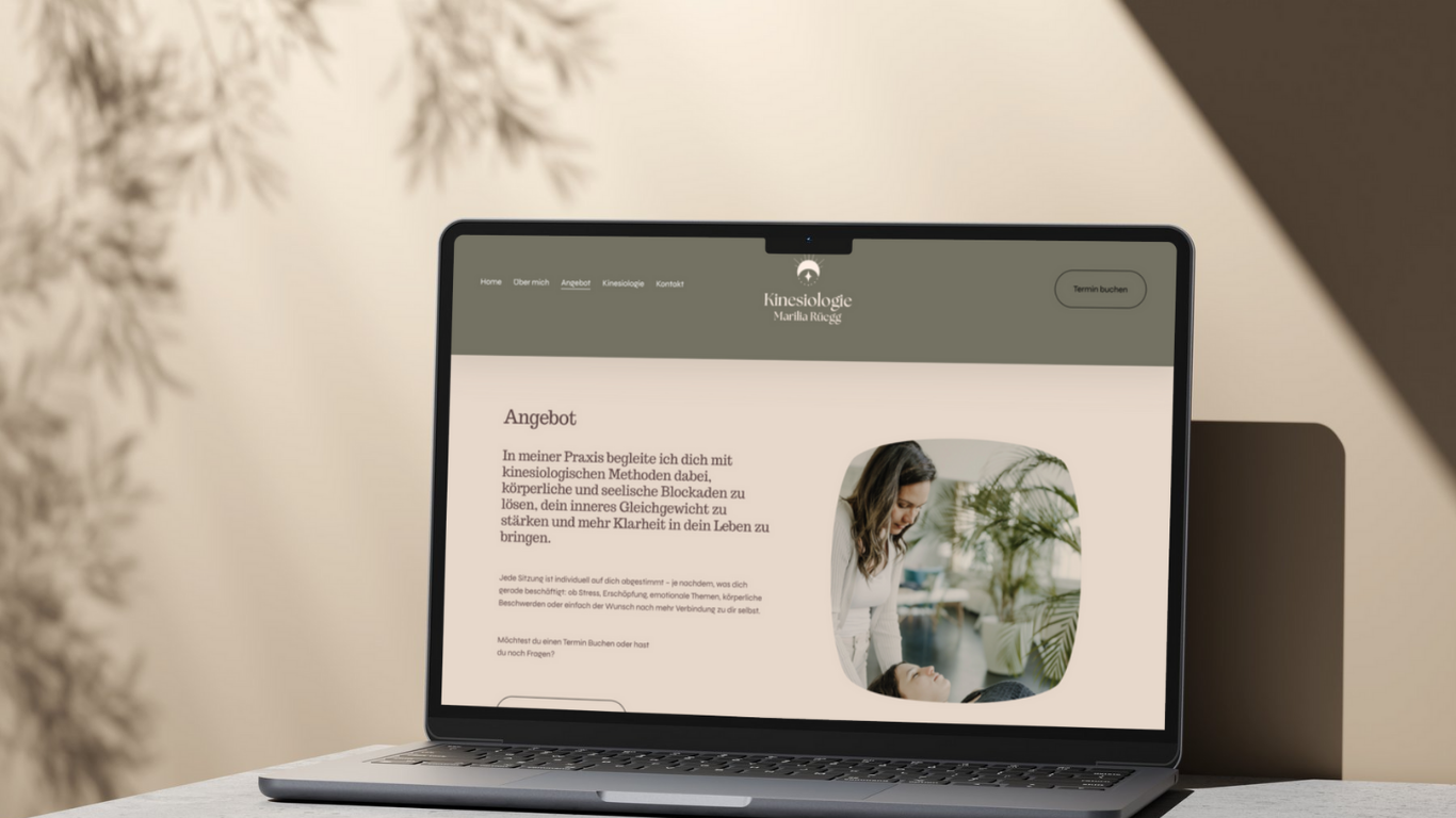 Laptop mit Website für Kinesiologie-Praktik auf beige Hintergrund, mit weißen und grünen Elementen, darin ein Bild einer Frau bei einer Behandlung.