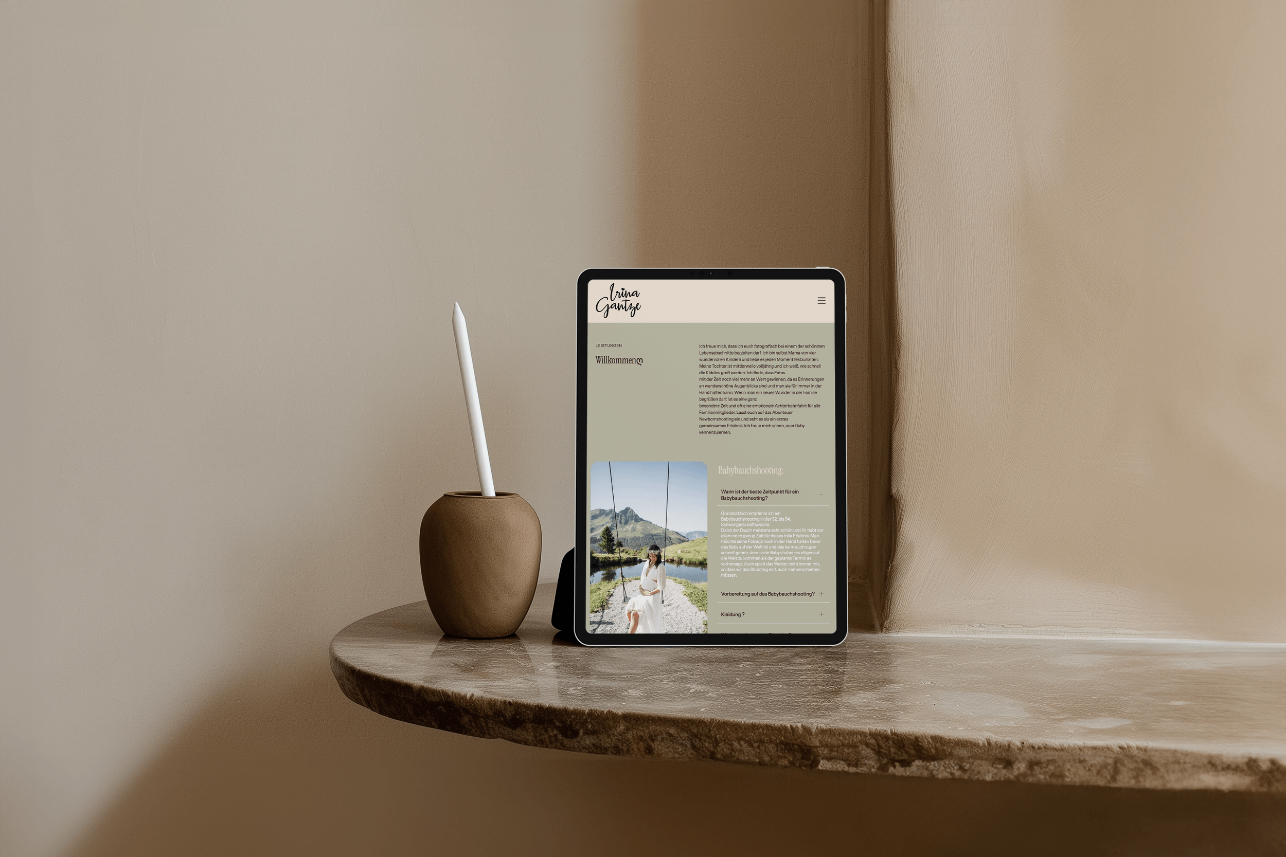 Ein Tablet steht auf einem runden Holztisch neben einer braunen Vase mit einem weißen Stift. Der Tablet-Bildschirm zeigt eine Webseite mit Text und einem Bild einer Frau in der Natur.