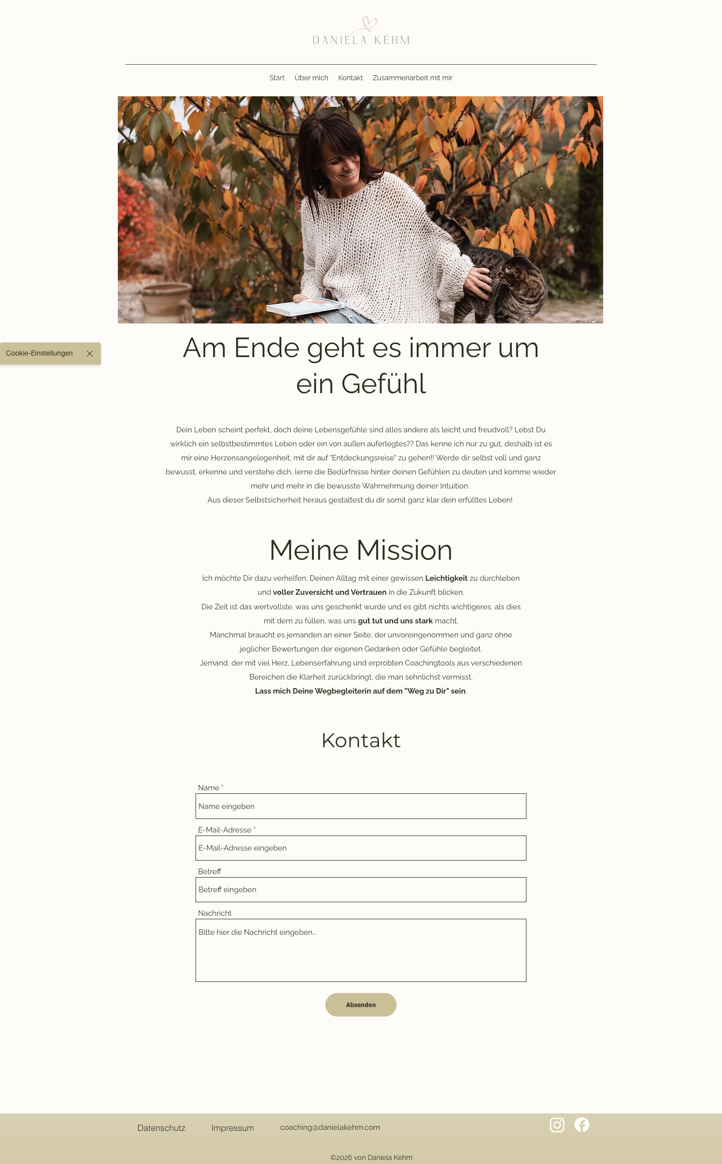 Startseite einer Webseite mit einem Bild einer lachenden Frau, die auf einer Bank im Park sitzt, umgeben von buntem Herbstlaub, mit Menüs für 'Start', 'Über mich', 'Kontakt' und 'Zusammenarbeit mit mir'.