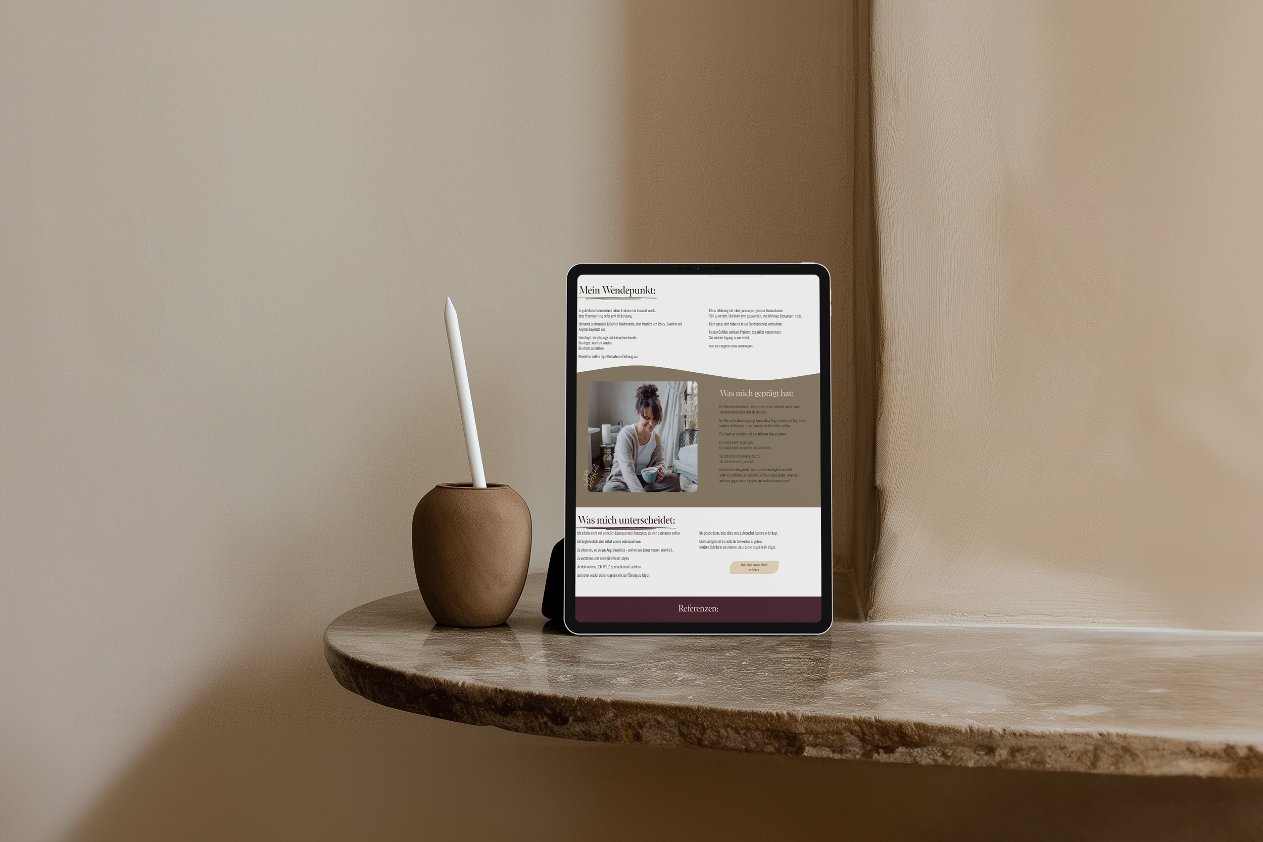 Ein Tablet auf einem runden Holztisch, daneben eine braune Vase mit einem weißen Stift darin. Der Bildschirm zeigt einen Blog-Artikel in deutscher Sprache.