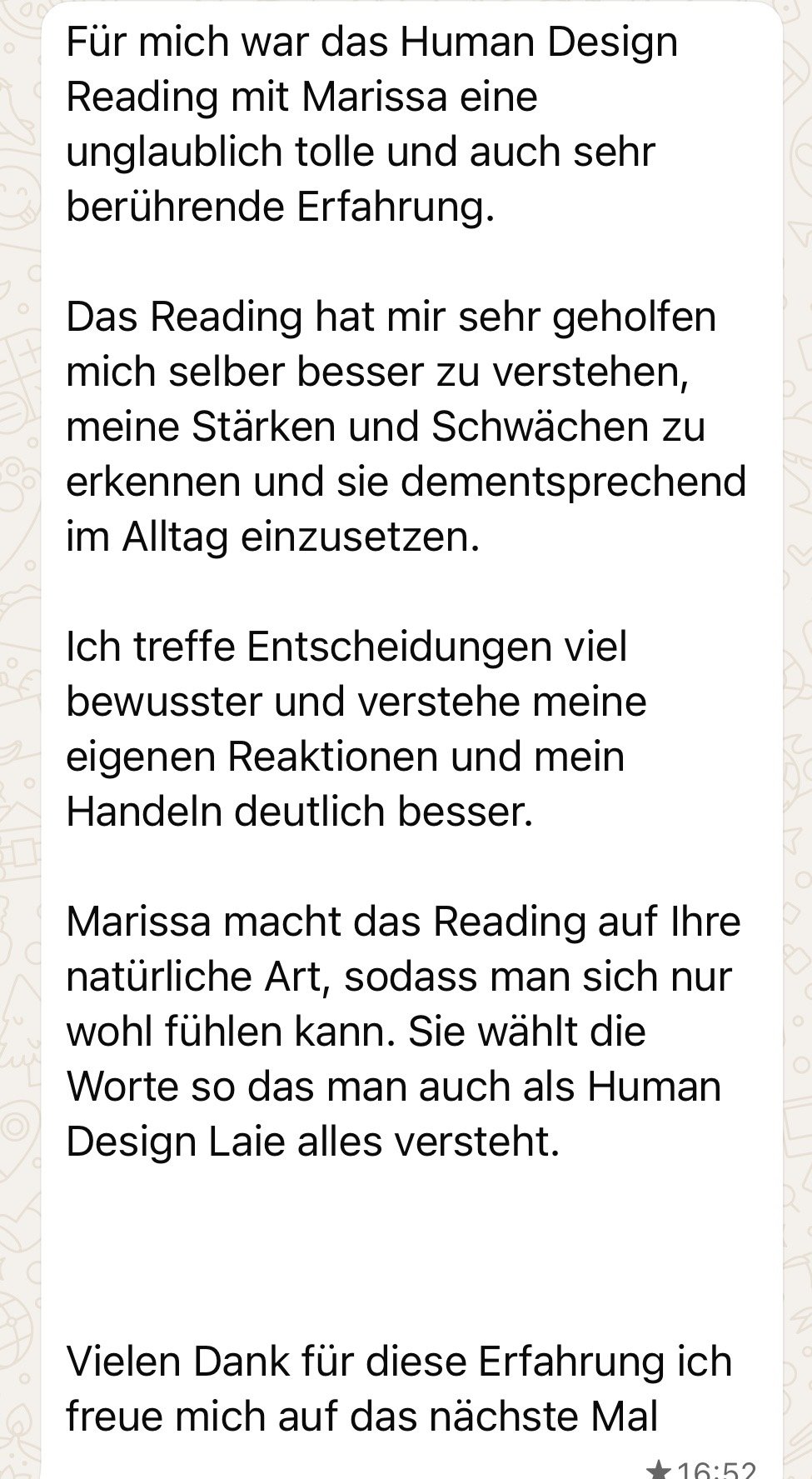 Textüberlagerung mit Dank und Reflexion über die Erfahrung mit Human Design Reading, erwähnt Marissa, und die positiven Effekte auf das Selbstverständnis, Entscheidungen und Wahrnehmung.