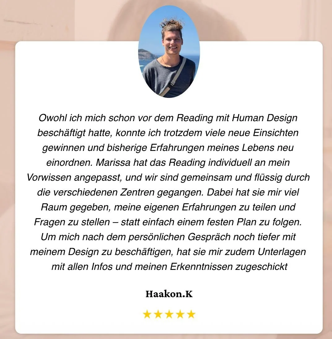 Persönliches Testimonial mit Foto eines Mannes vor einem blauen Himmel, begleitender Text über positive Erfahrungen mit Human Design Reading, bewertet mit fünf Sternen.