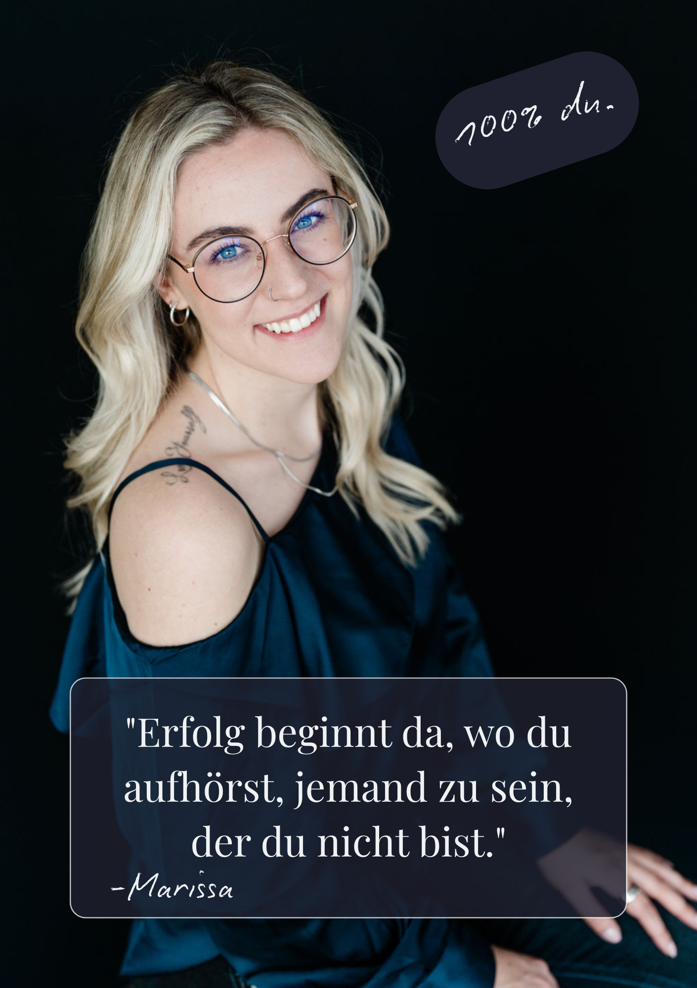 Ein Lächelndes Mädchen mit Blonden Haaren, Brille und Tattoo, trägt ein blaues Top, vor einem schwarzen Hintergrund, mit einem inspirierenden Zitat auf einem dunklen Textfeld.
