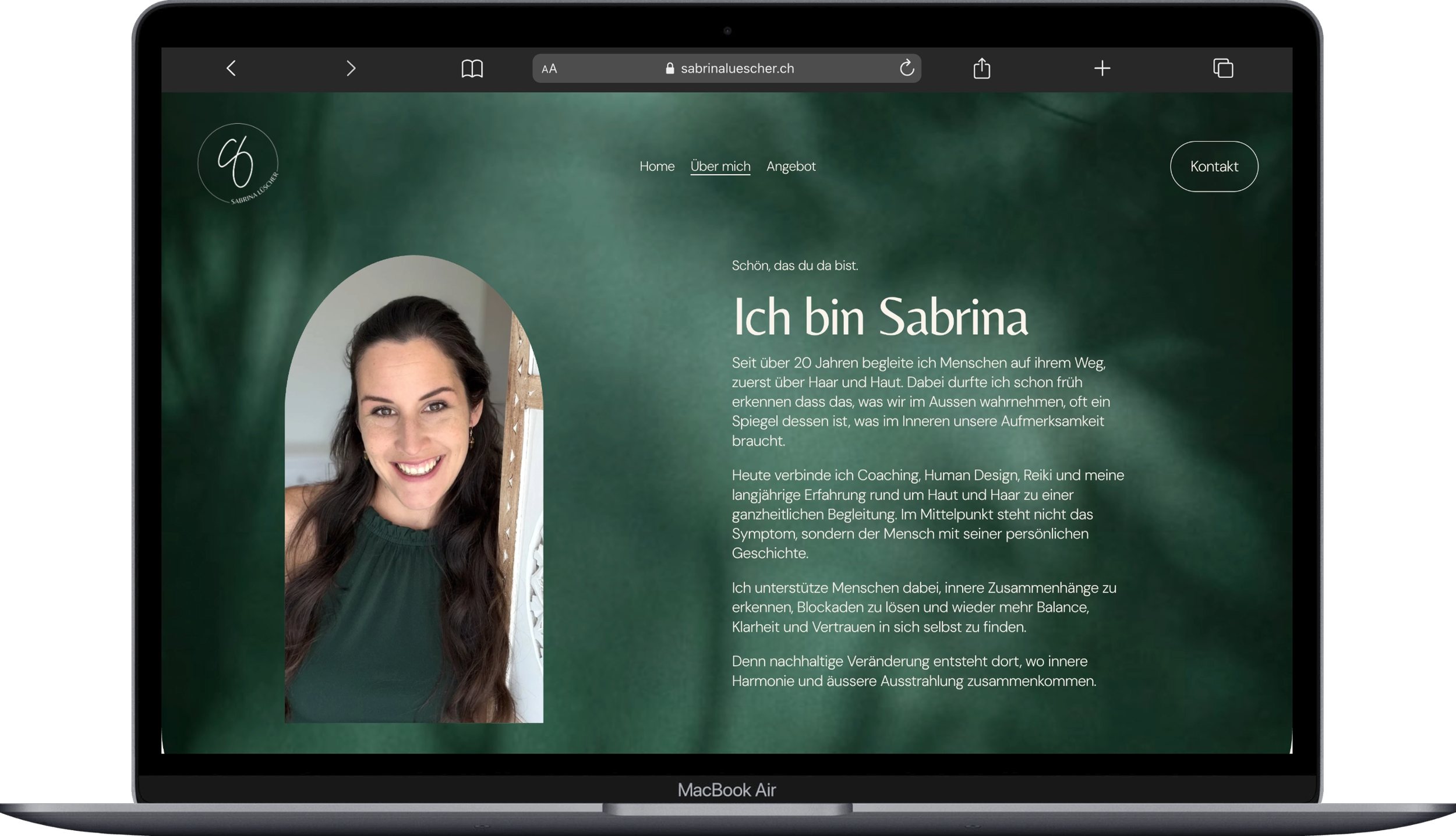 Screenshot einer Webseite mit einem Porträtbild einer lachenden Frau und Text in deutscher Sprache, Begrüßung und Vorstellung. Das Logo in der oberen linken Ecke zeigt die Initialen C und S, darunter steht 'Sabrina Lüscheger'.
