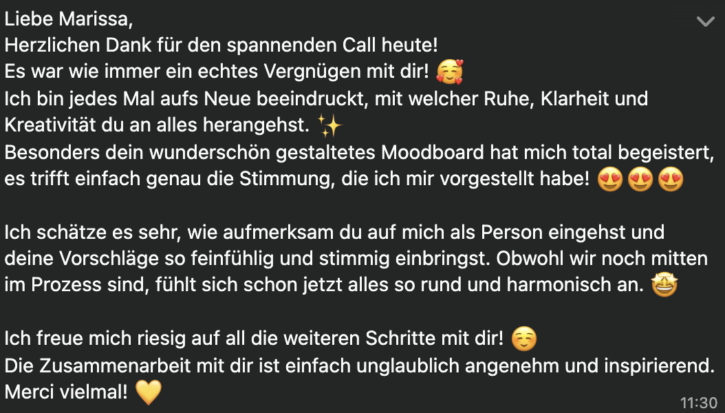 Ein Text auf einem schwarzen Hintergrund, der eine Dankesnachricht an Marissa enthält, mit Emoticons und positiven Ausdrücken.