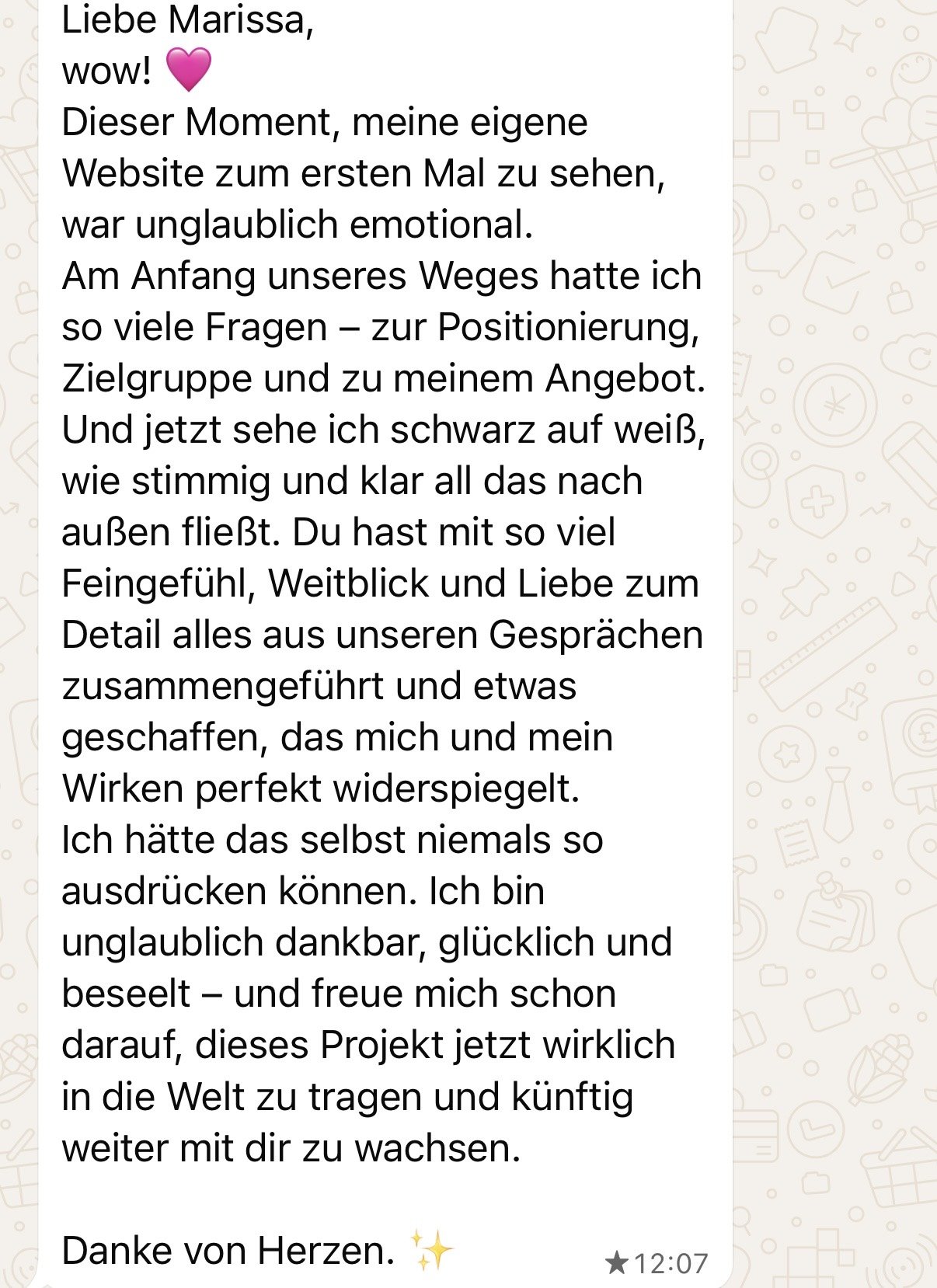Ein digitaler Screenshot eines Textes in deutscher Sprache, der sich an Marissa richtet und die emotionalen Erfahrungen bei der Erstellung einer Website beschreibt.