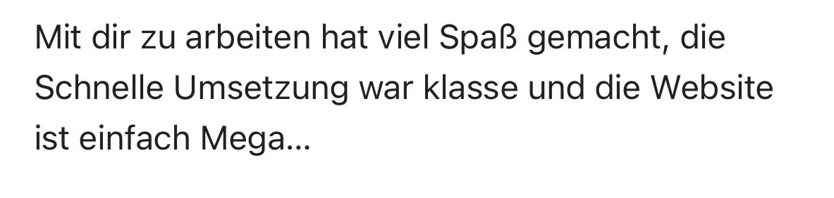 Screenshot eines Textes, der die positive Erfahrung beim Arbeiten mit einer Website beschreibt, die schnell und einfach umzusetzen ist.