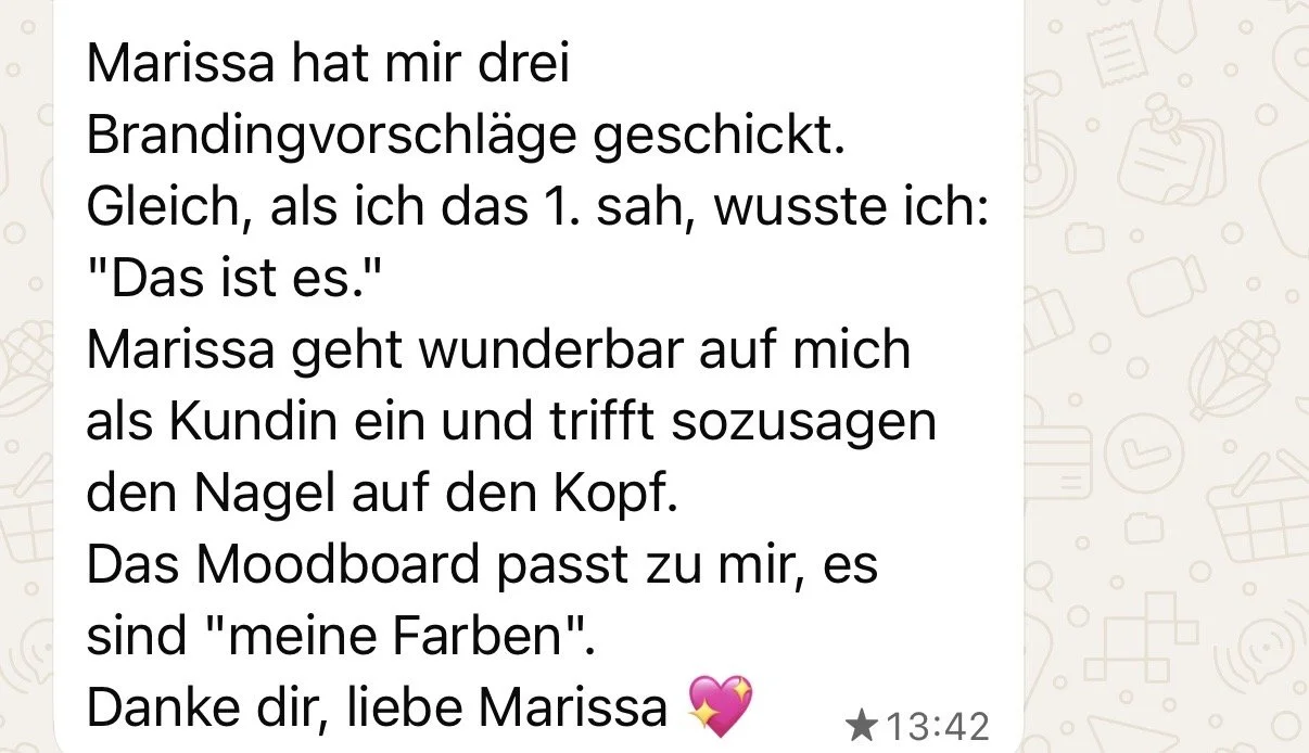 Textnachricht in WhatsApp mit deutschem Text über Marissa, die Brandingvorschläge schickt, und dem Autor der Nachricht, der ihre Farben mag, und einem Herzemoji.