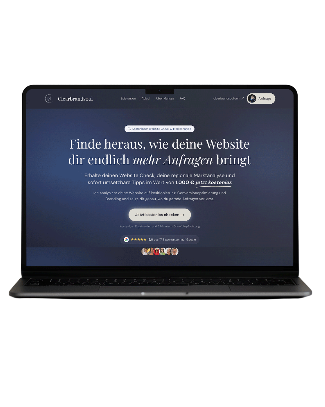 Laptop mit einer Webseite, die einen kostenlosen Website-Check anbietet, mit auffälligem Button und Bewertung Bewertungen