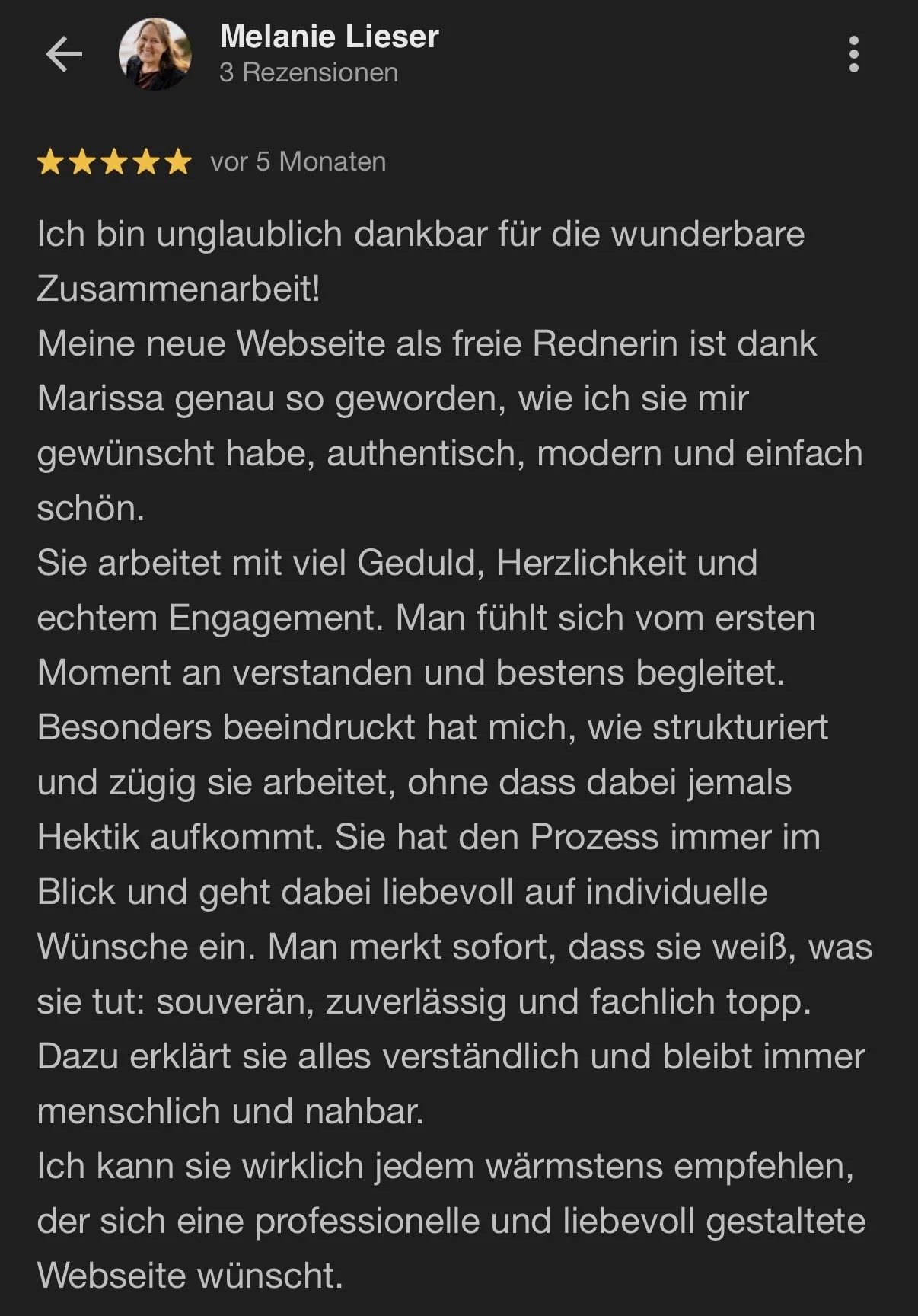 Bewertung für eine Webdesignerin auf einer Bewertungsplattform, geschrieben in deutscher Sprache.