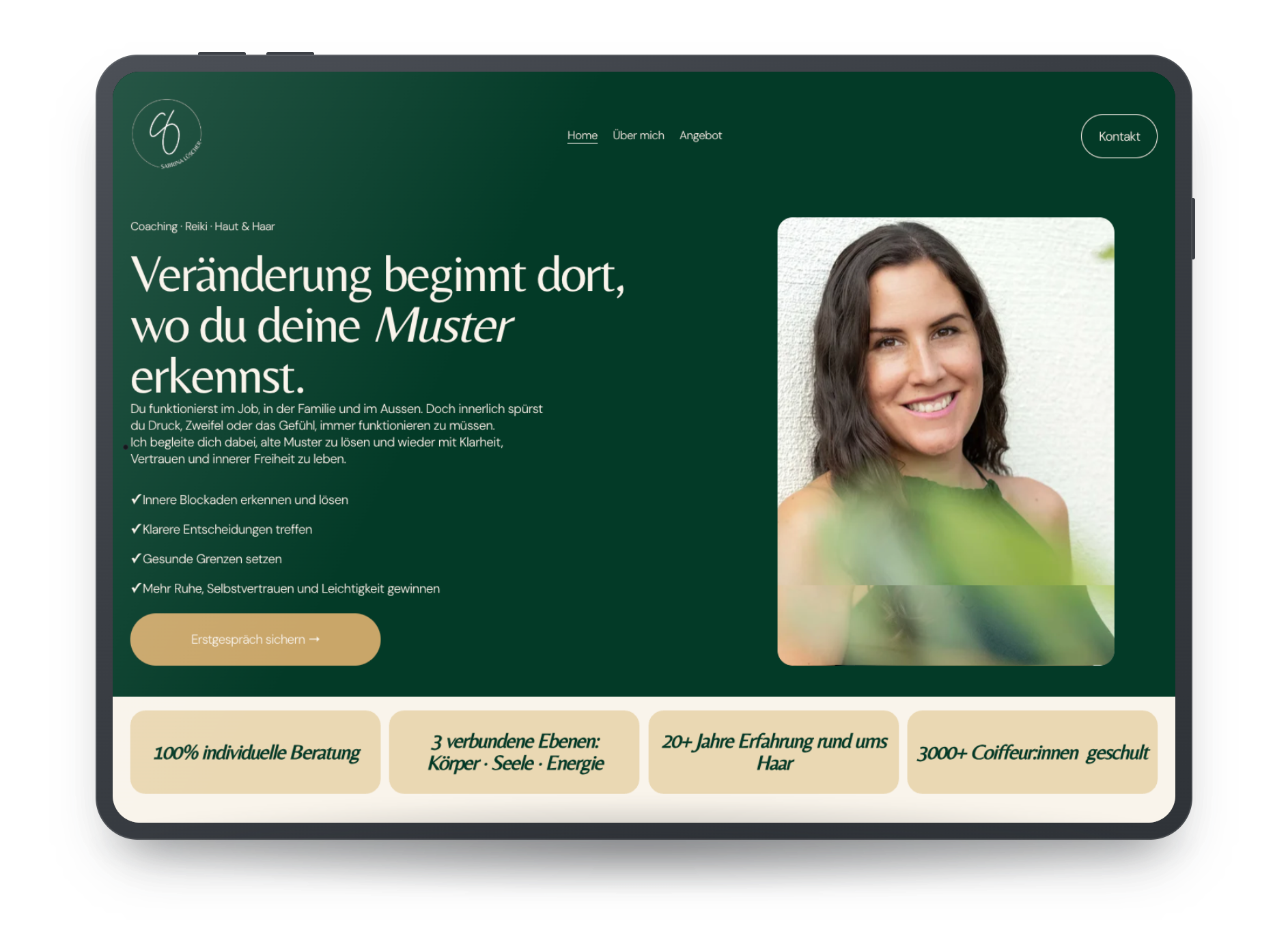 Screenshot einer Webseite für Coaching, Reiki, Haut und Haar. Enthält ein Foto einer lachenden Frau mit dunklen, lockigen Haaren und grünem Outfit. Text: 'Veränderung beginnt dort, wo du deine Muster erkennst.' und ein Button mit Aufschrift 'Erstgespräch sichern'.