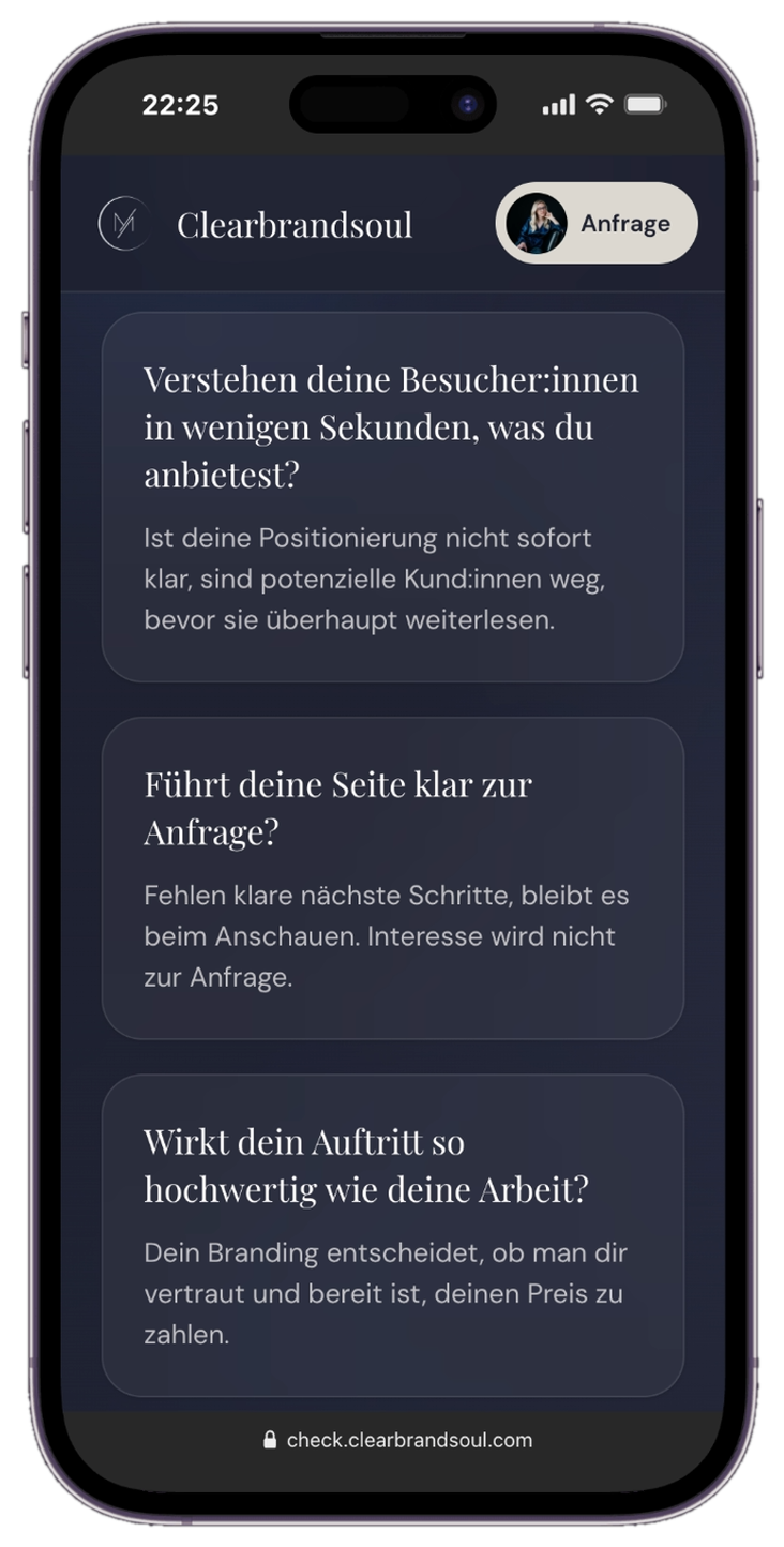 Smartphone-Display mit einer Webseite der Plattform Clearbrandsoul, die Fragen zu Online-Marketing und Branding enthält, inklusive Textfragen und Beschreibungen der Problemstellungen.