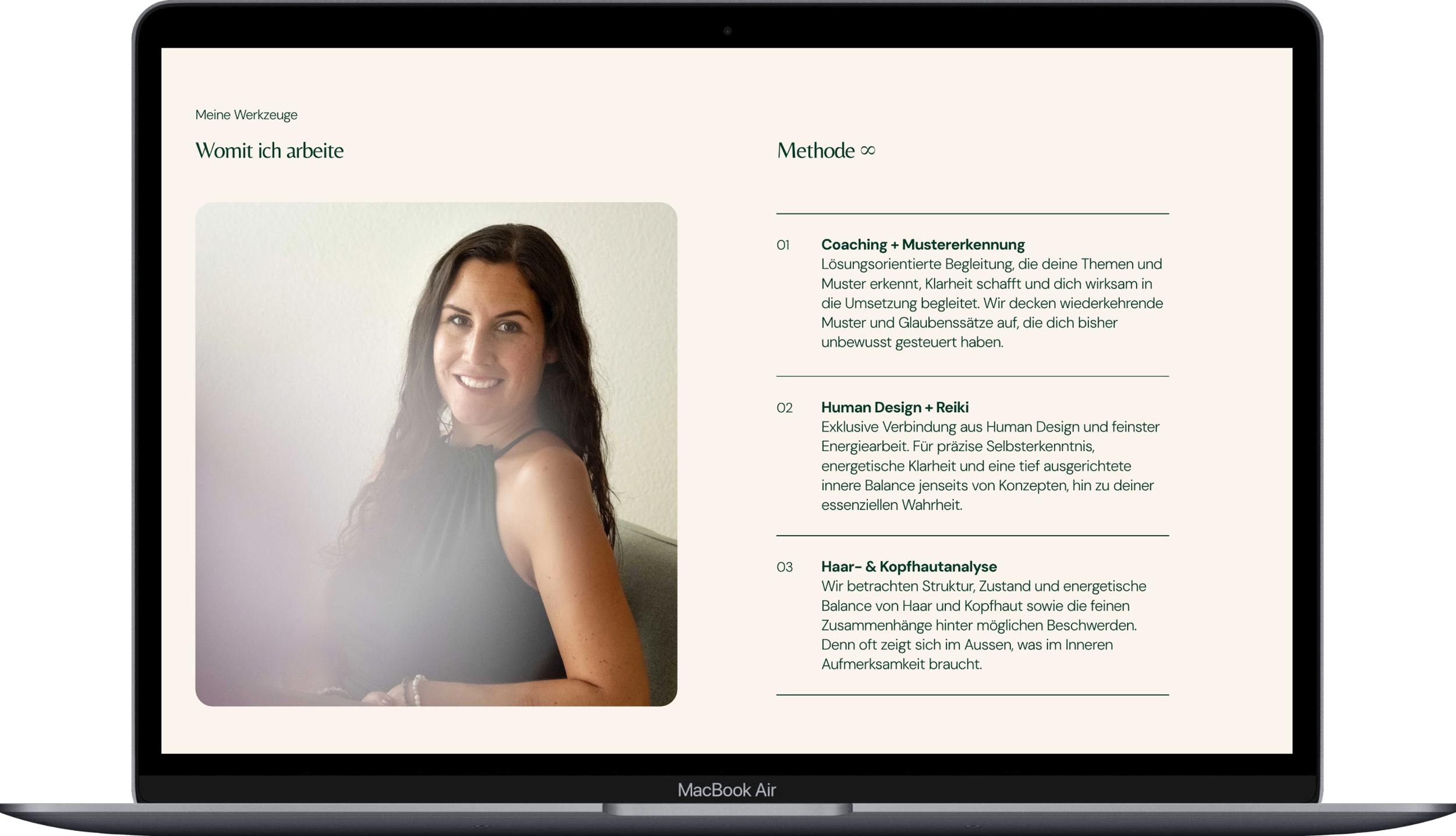 Der Bildschirm eines MacBook Air zeigt eine Webseite mit einem Porträtfoto einer lachenden Frau mit langen dunklen Haaren, darunter eine Textliste mit Überschriften und Beschreibungen. Die Webseite ist in deutscher Sprache.