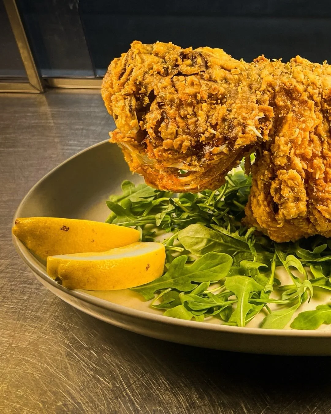 Textura, frescura y el punto exacto en cada plato. El plan perfecto para comenzar el fin de semana.
🐟Cabracho Frito 

📍Camino de los Afligidos 55, Alcal&aacute; de Henares
🗓️ Reserva tu mesa.

#comerenalcal&aacute; #cabrachofrito #alcaladehenares