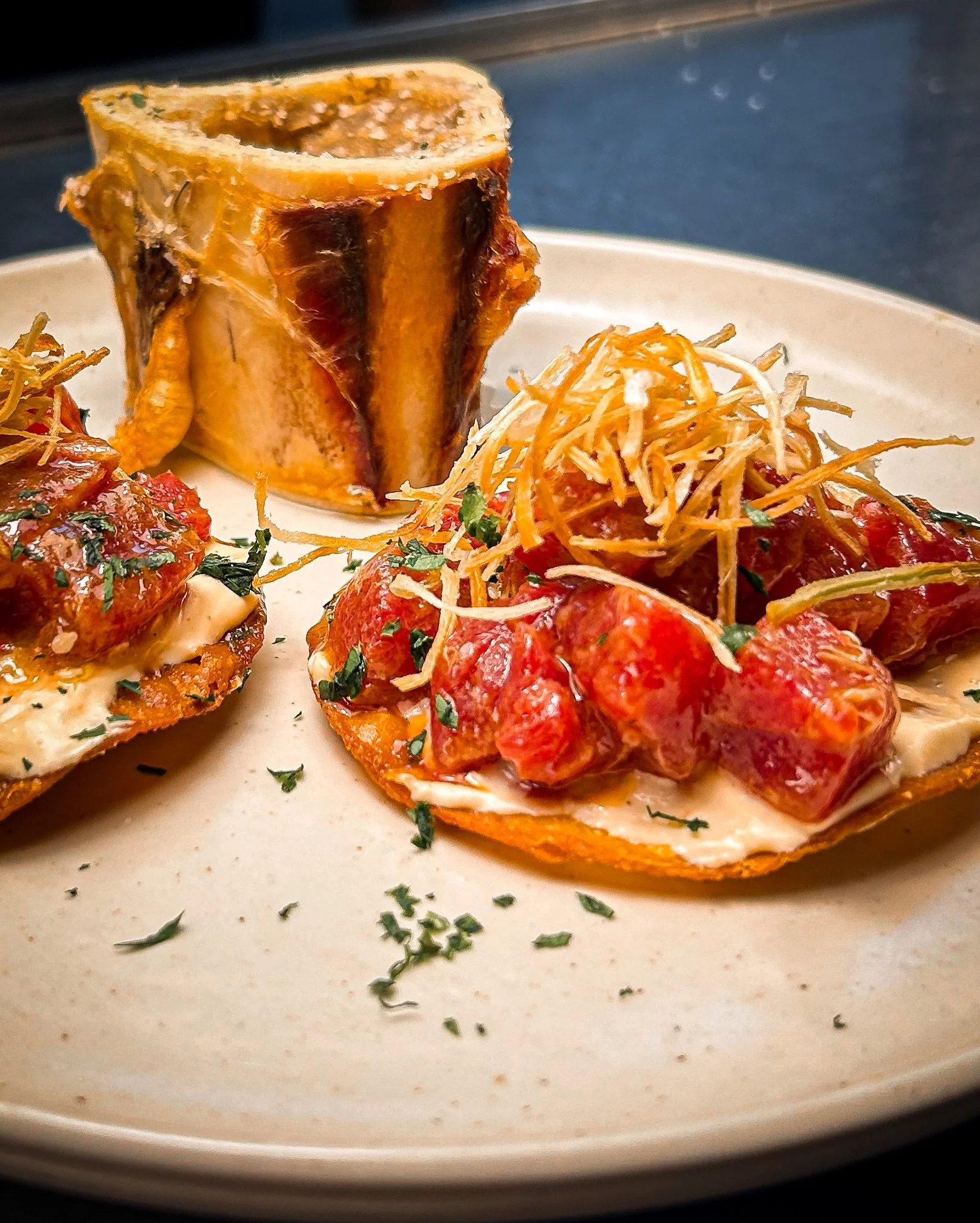 Tostada de At&uacute;n y Tu&eacute;tano al horno: 
El encuentrodefinitivo entre la frescura del mar y la calidez de la tierra.
✨Disponible los fines de semana.

 📍Reserva tu mesa.

#alcaladehenares #dondecomerenalcala #sakscocinamediterranea
#tostad