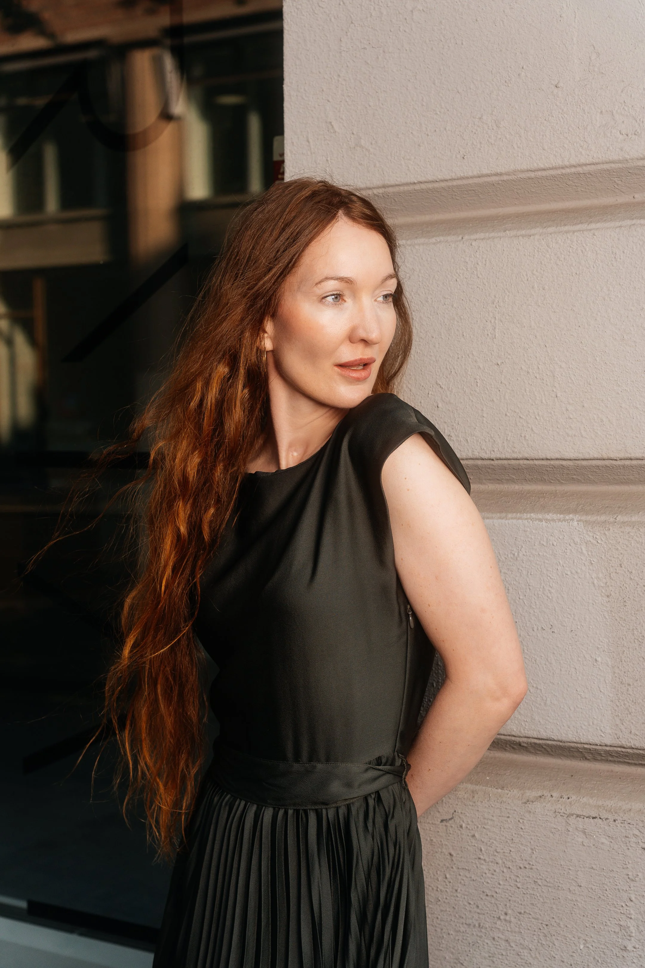 A natural editorial portrait defined by warm light, relaxed posing and understated elegance.