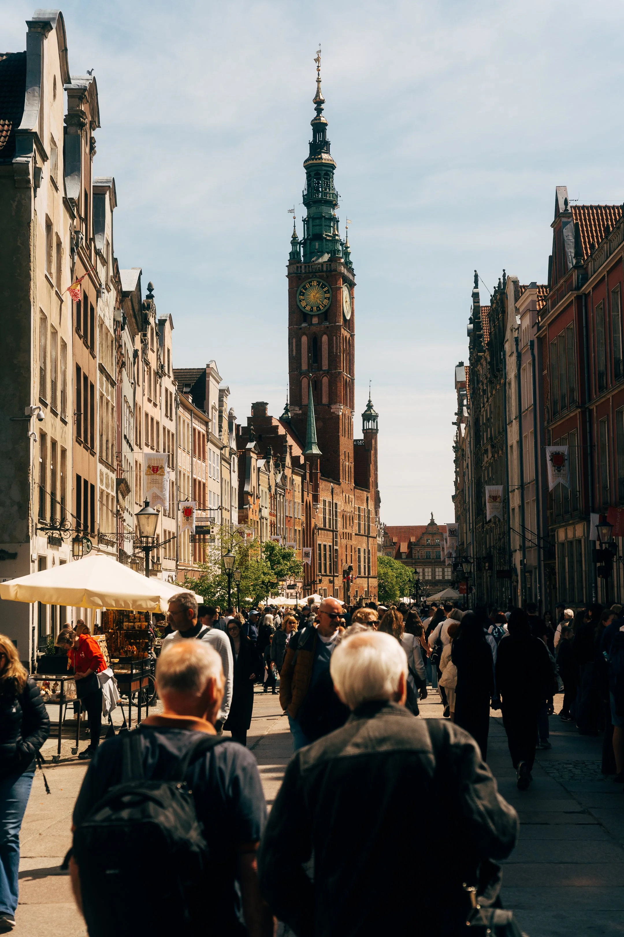Historisk europeisk gate med tradisjonell arkitektur og livlig atmosfære