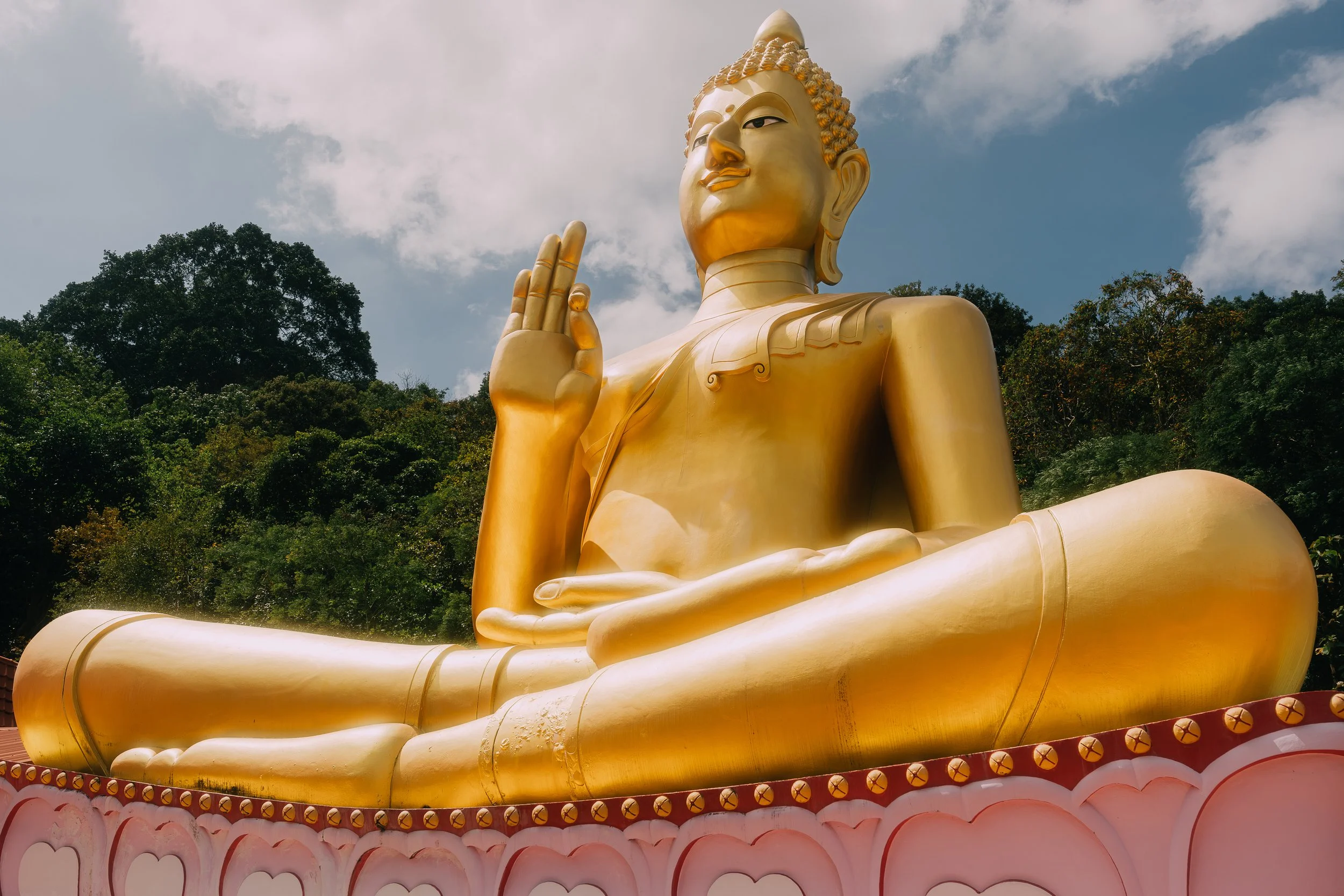 Forgylt liggende Buddha-statue i et fredelig buddhistisk tempel