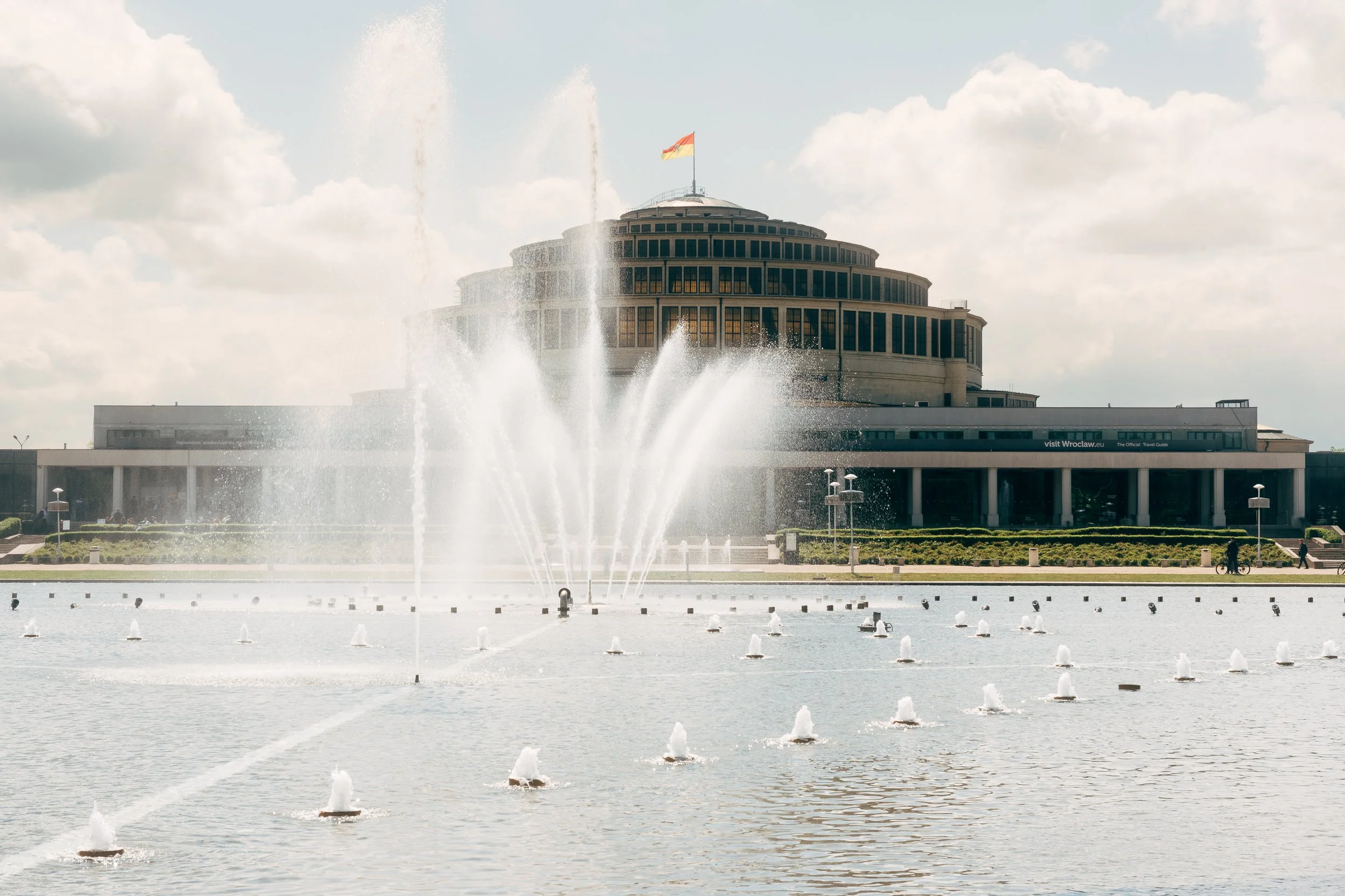 Hala Stulecia i Wrocław med den ikoniske fontenen på en solrik dag