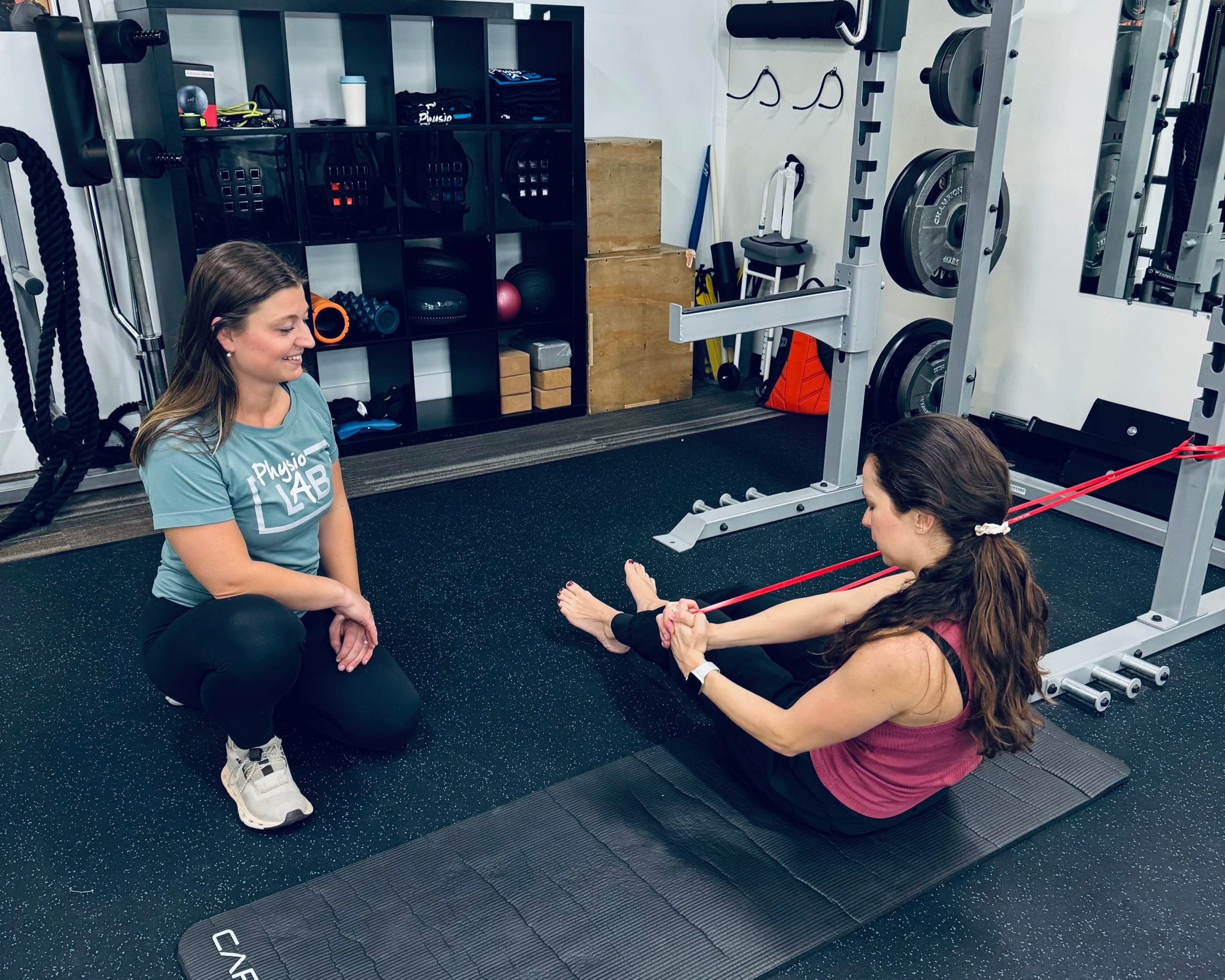A PT watching a woman do a core exercise