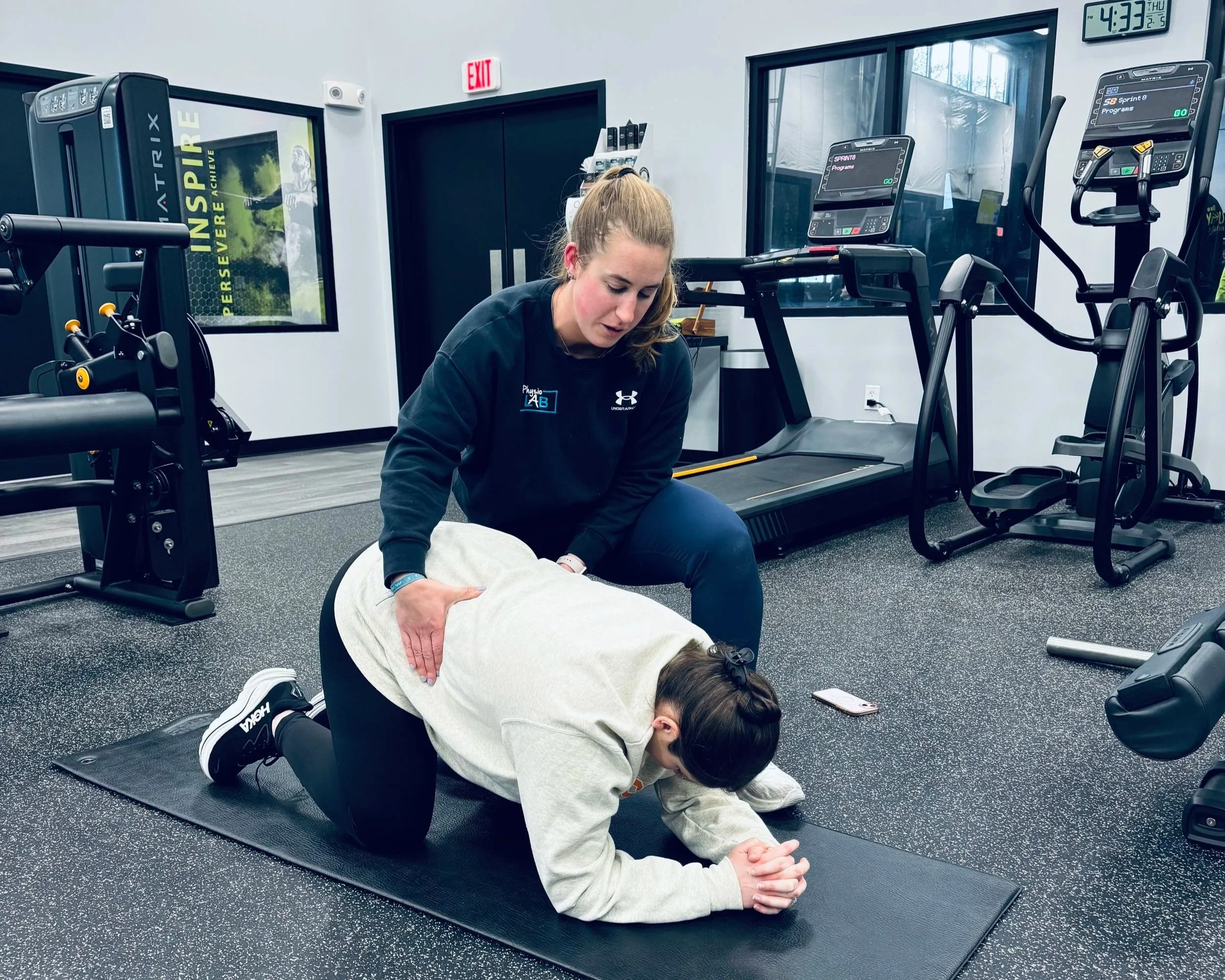 A PT working with an expectant mom