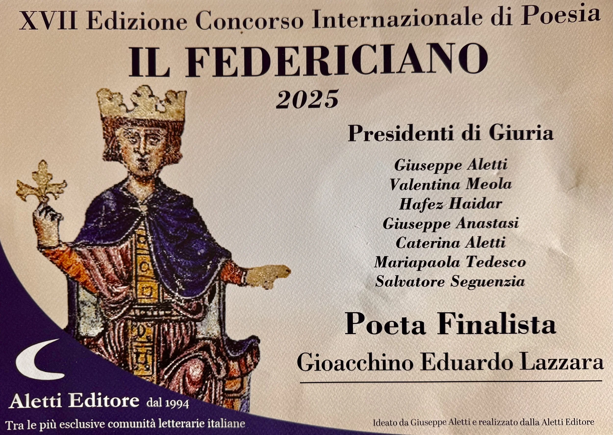 Programma dell'evento con testo e immagine di una figura stilizzata di un sovrano con corona e mantello, che tiene uno scettro, e una croce nella mano sinistra. Il testo include titoli relativi a un concorso internazionale di poesia e presenta i nomi dei presidenti di giuria e altri dettagli.