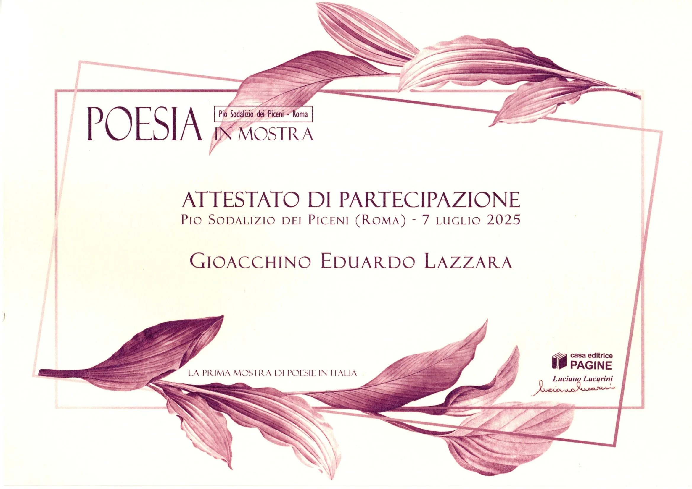 Certificato di partecipazione a una mostra di poesia intitolata "Poesia in mostra" tenutasi il 7 luglio 2025 a Roma, presso il Pio Sodalizio dei Piceni. Firma di Luciano Lucarini, con decorazioni floreali rosa.