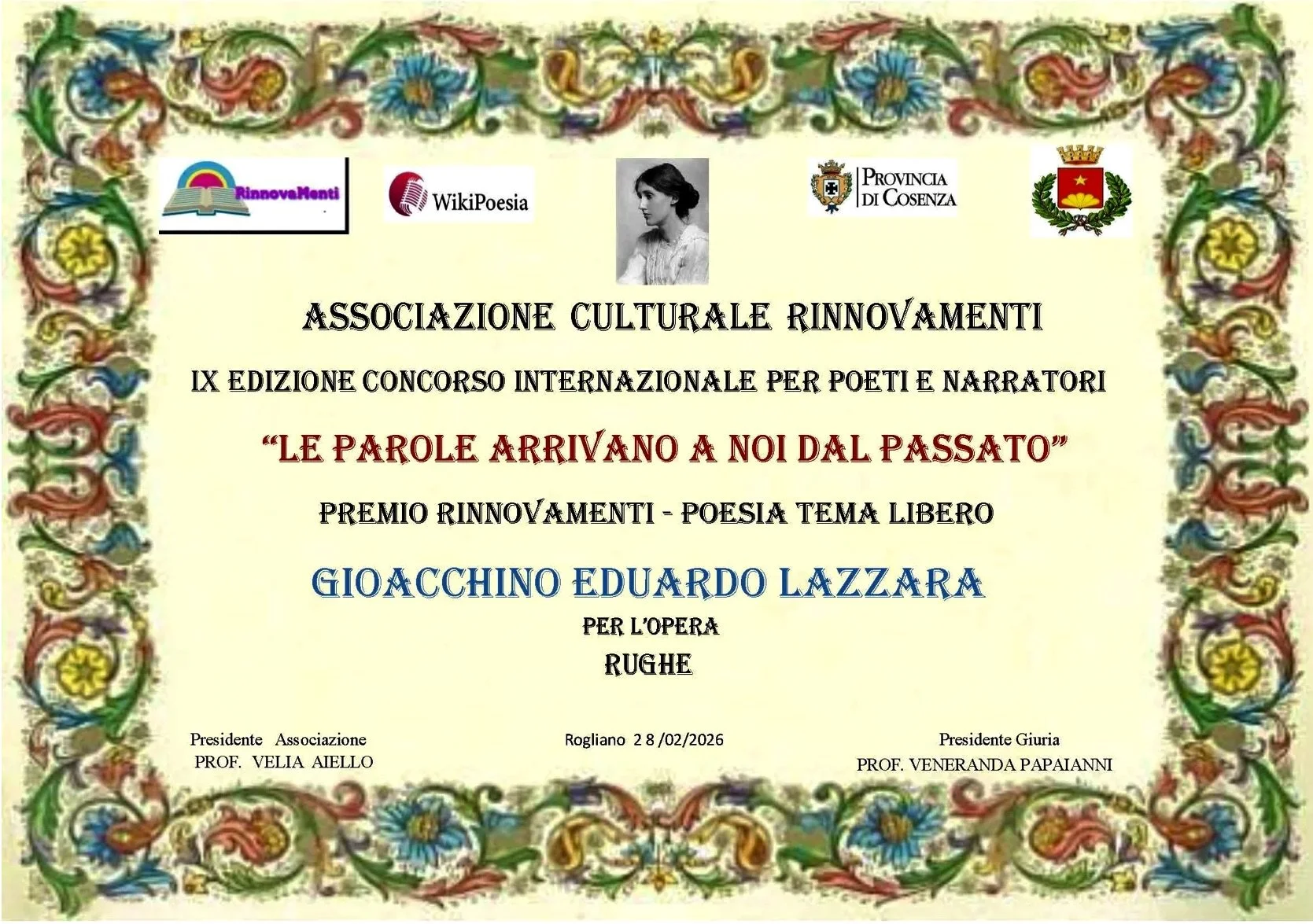 Certificato di partecipazione a un concorso internazionale di poesia, con decorazioni floreali e loghi di associazioni e enti culturali.