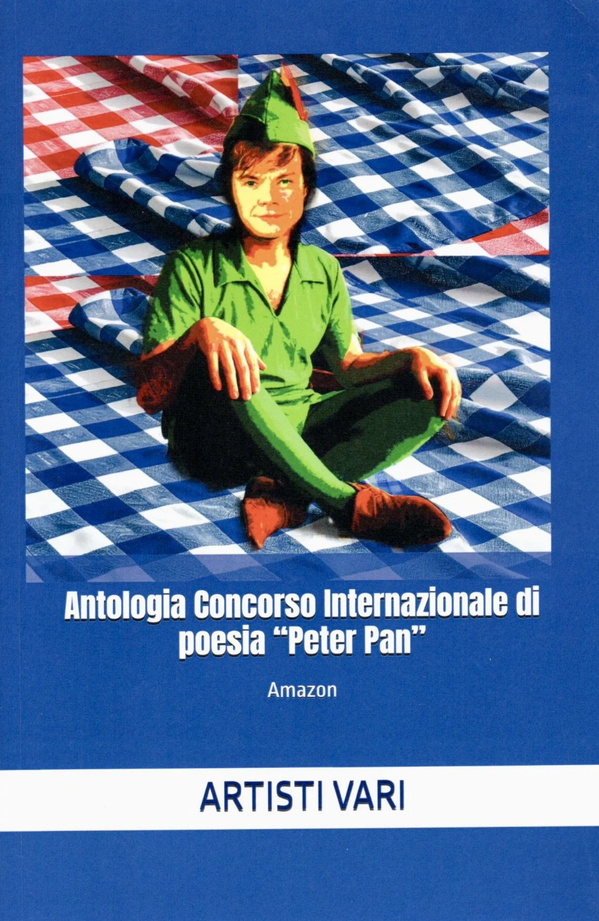 Copertina di un libro intitolato 'Antologia Concorso Internazionale di poesia Peter Pan' con un'immagine di un bambino in costume di Peter Pan seduto su una tovaglia a quadri rossi, bianchi e blu.