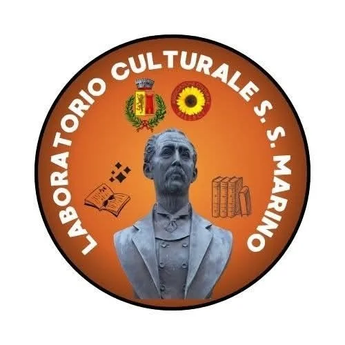 Logo rotondo con sfondo arancione, con busto di un uomo con barba e baffi, e scritta 'Laboratorio Culturale S.S. Marino'. Include simboli come un libro aperto, una corona, una girandola, due libri e uno stemma.
