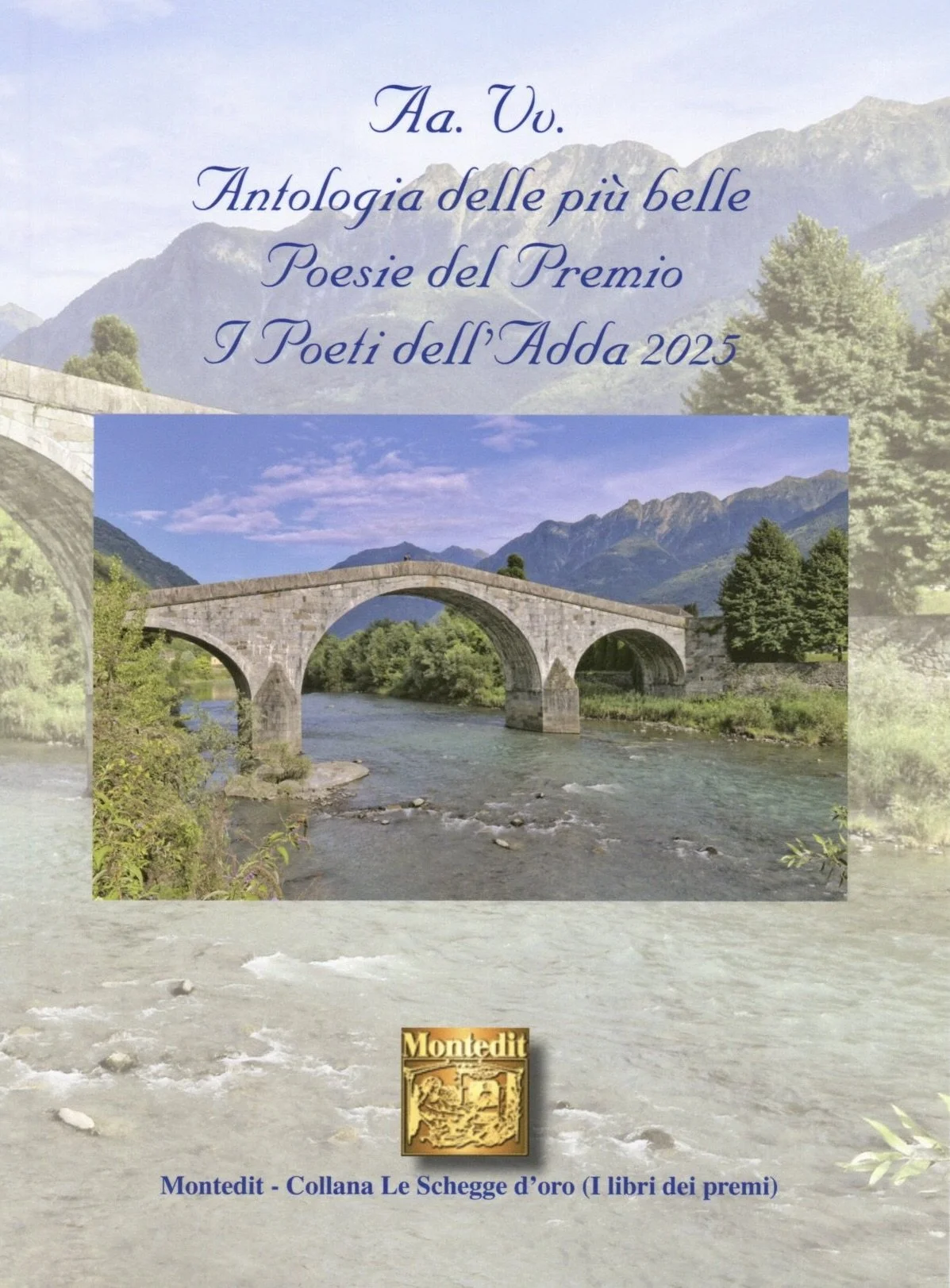 Copertina di un libro con immagine di un ponte di pietra in un paesaggio montano e un fiume, con testo in italiano che indica una raccolta di poesie premiate nel 2025.