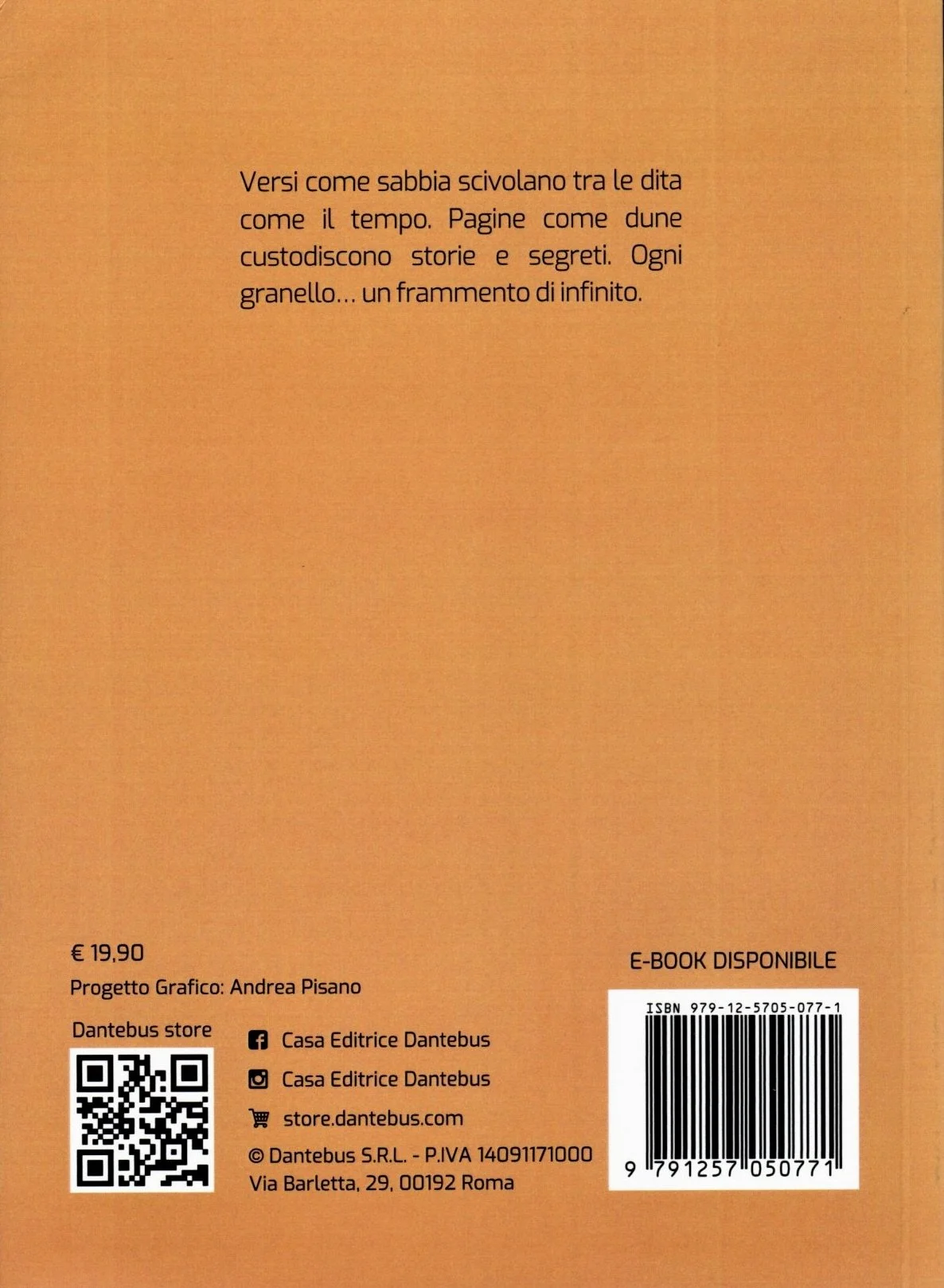 Aperto un libro con una pagina di testo in italiano che parla di sabbia, tempo, storie e segreti. Include informazioni sulla disponibilità di un ebook, dettagli sul prezzo, il progetto grafico di Andrea Pisano, e i contatti della Casa Editrice Dantebus, con un codice QR, un barcode e i link ai social media.