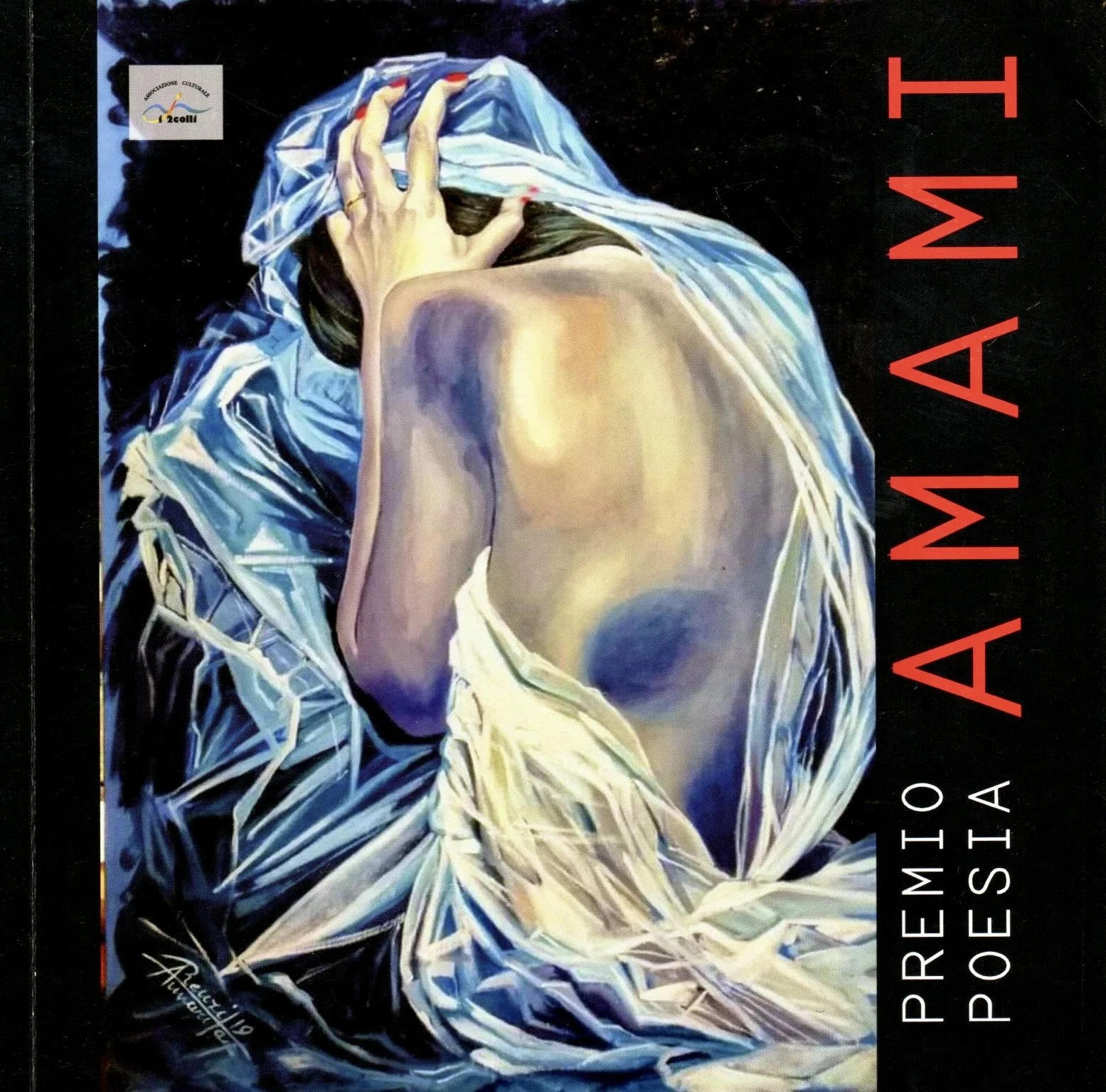 Una donna intenta a coprirsi il volto con una mano e avvolta da un tessuto bluastro, su uno sfondo nero, con testo rosso e bianco che dice 'ATM A WAVE' e 'PREMIO POESIA'.