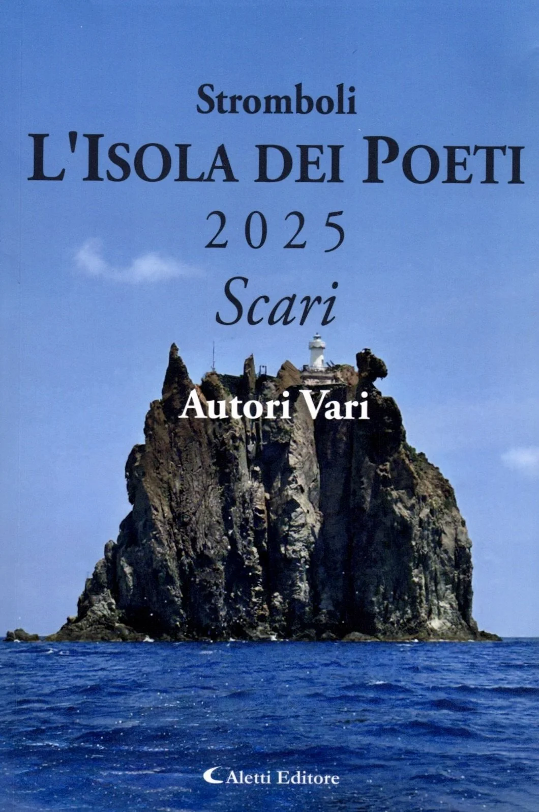Copertina di un libro intitolato 'L'Isola dei Poeti 2025' di Stromboli, con un'immagine di uno scoglio con un faro sopra, in mare.