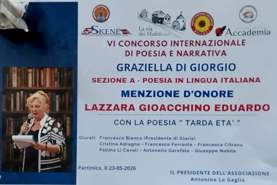 Un volantino di un concorso internazionale di poesia e narrativa. Presenta una sezione dedicata alla poesia in lingua italiana con una menzione d'onore a Lazzara Gioacchino Eduardo, per la poesia "Tarda Eta". Include una foto di una donna che legge al microfono, in una libreria. La data dell'evento è il 23 maggio 2026, a Partinico.