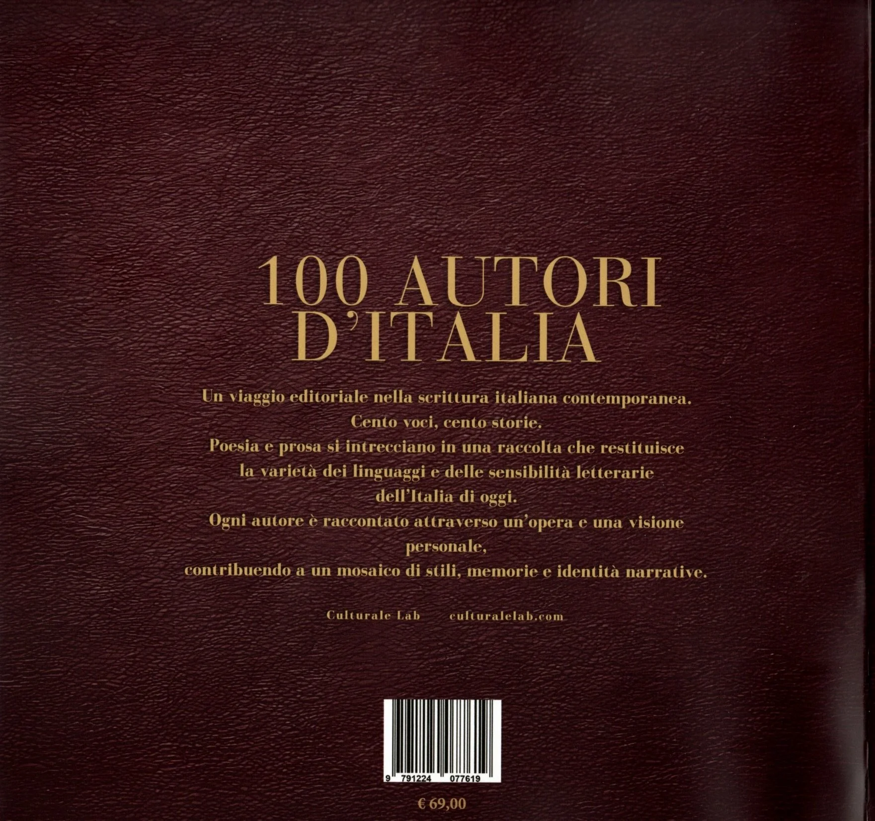 Copertina di un libro dal titolo '100 Autori D'Italia' con uno sfondo marrone e un codice a barre in basso.