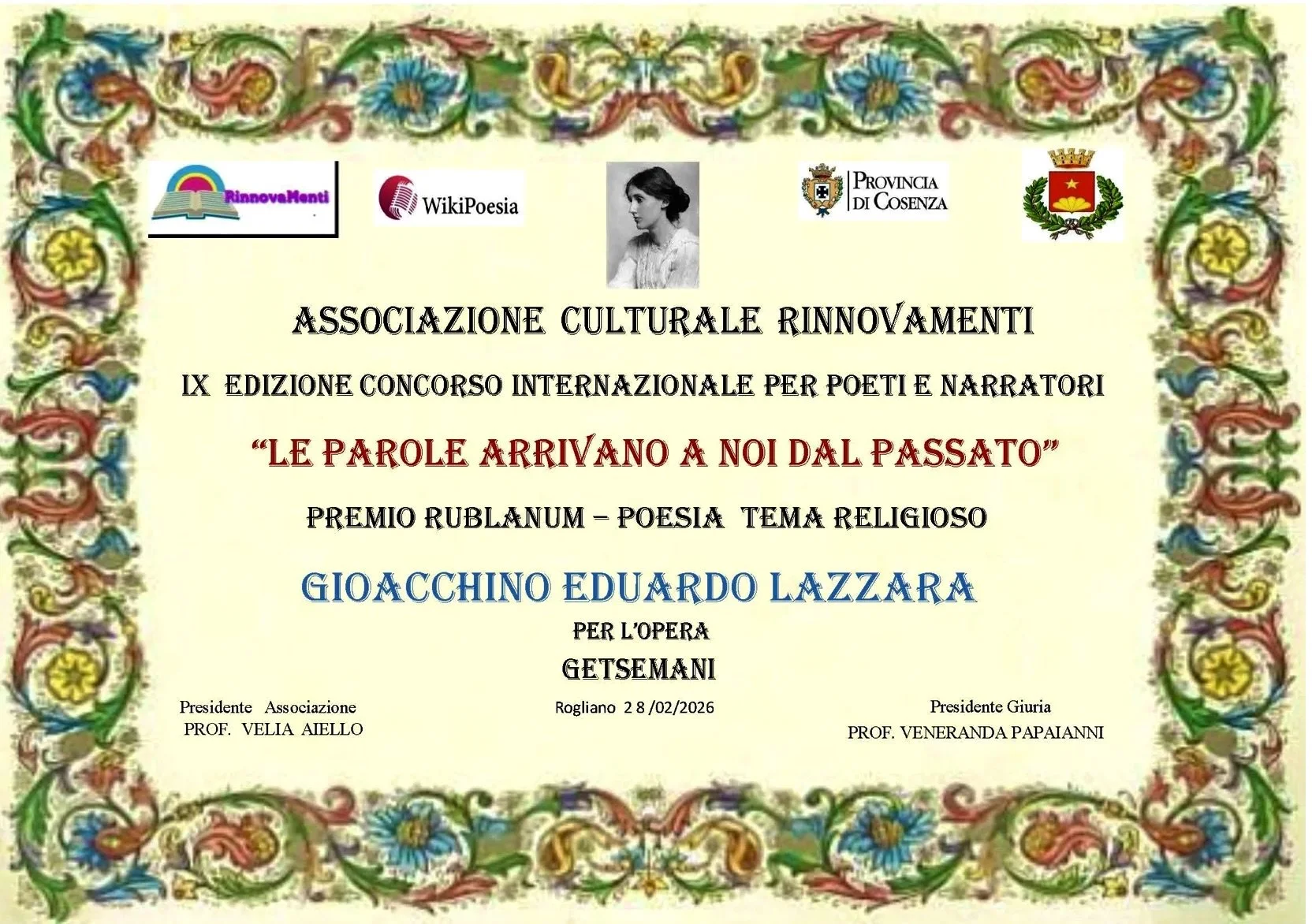 Certificato di riconoscimento per il concorso poetico 'Le parole arrivano a noi dal passato', dedicato a Gioacchino Eduardo Lazzara, con decorazioni floreali e loghi di diverse istituzioni, e una foto di una donna in alto centrale.