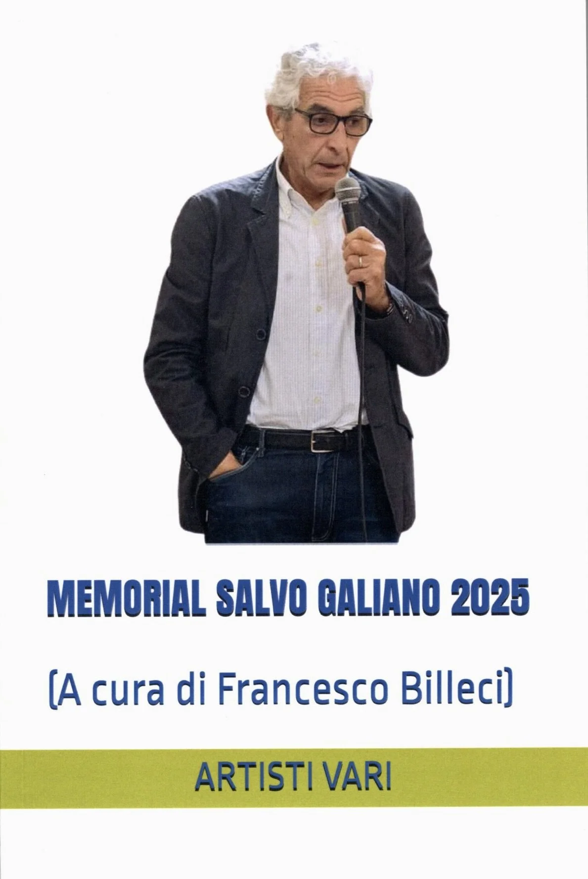 Fronte di un manifesto con un uomo anziano con capelli grigi e occhiali che parla al microfono. Testo in basso: "MEMORIAL SALVO GALIANO 2025 (A cura di Francesco Billeci) ARTISTI VARI".