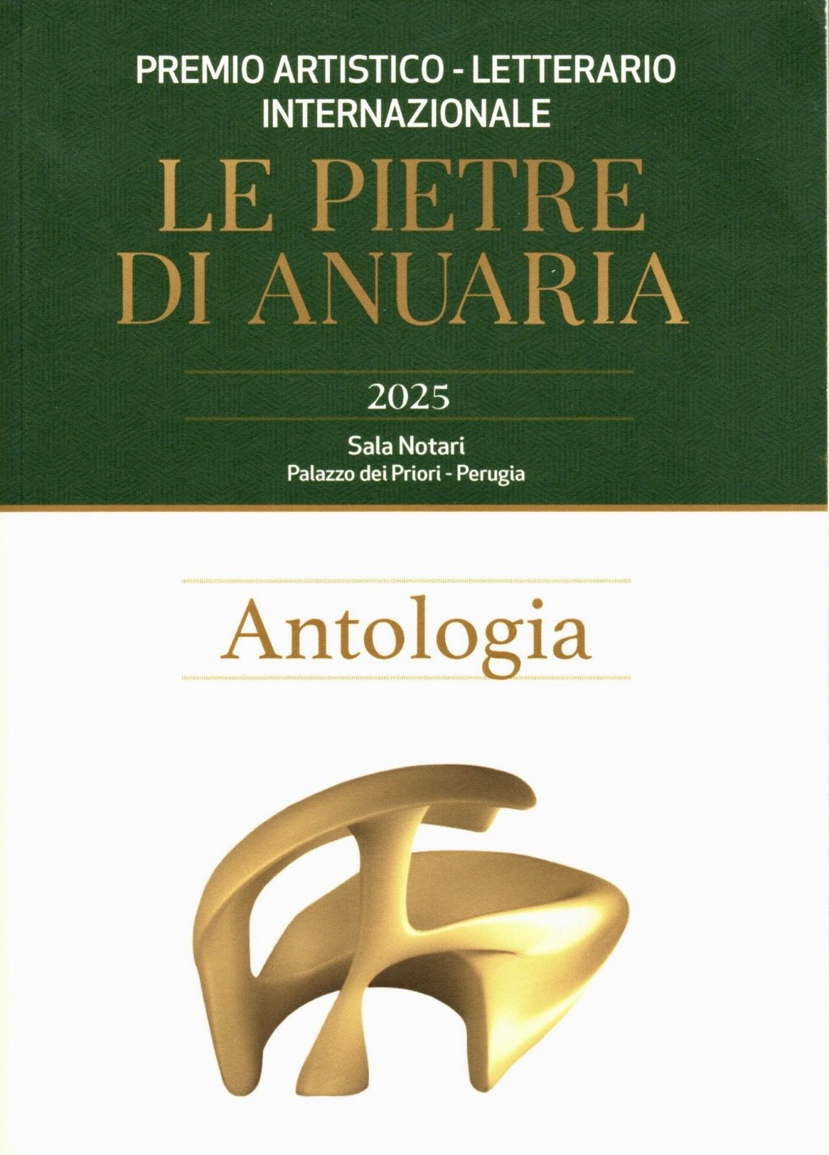 Copertina di un libro con scritte in italiano riguardante un premio letterario, con un'immagine di una scultura dorata di forma astratta.