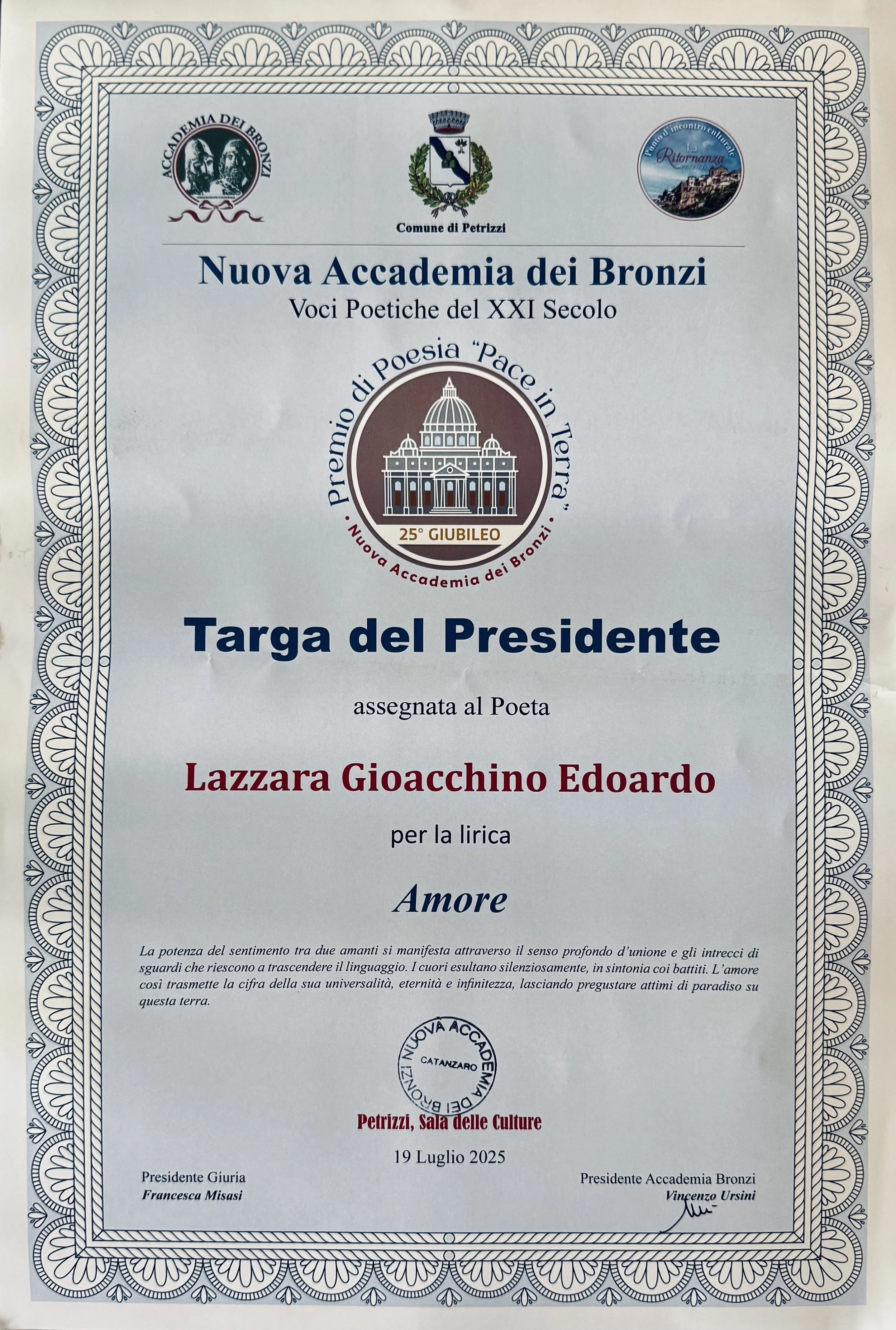 Una targa con un bordo decorativo e il logo dell'Accademia dei Bronzi in alto a sinistra, il logo del Comune di Petrizzi in alto al centro, e un logo di un punto di incontro in alto a destra. La targa celebra il riconoscimento del Premio di Poesia 'Pace in Terra', e contiene il nome del poeta Lazzara Gioacchino Edoardo, il titolo 'Amore', e una citazione. In fondo, ci sono le firme e le date, e le indicazioni di presidenza e location.