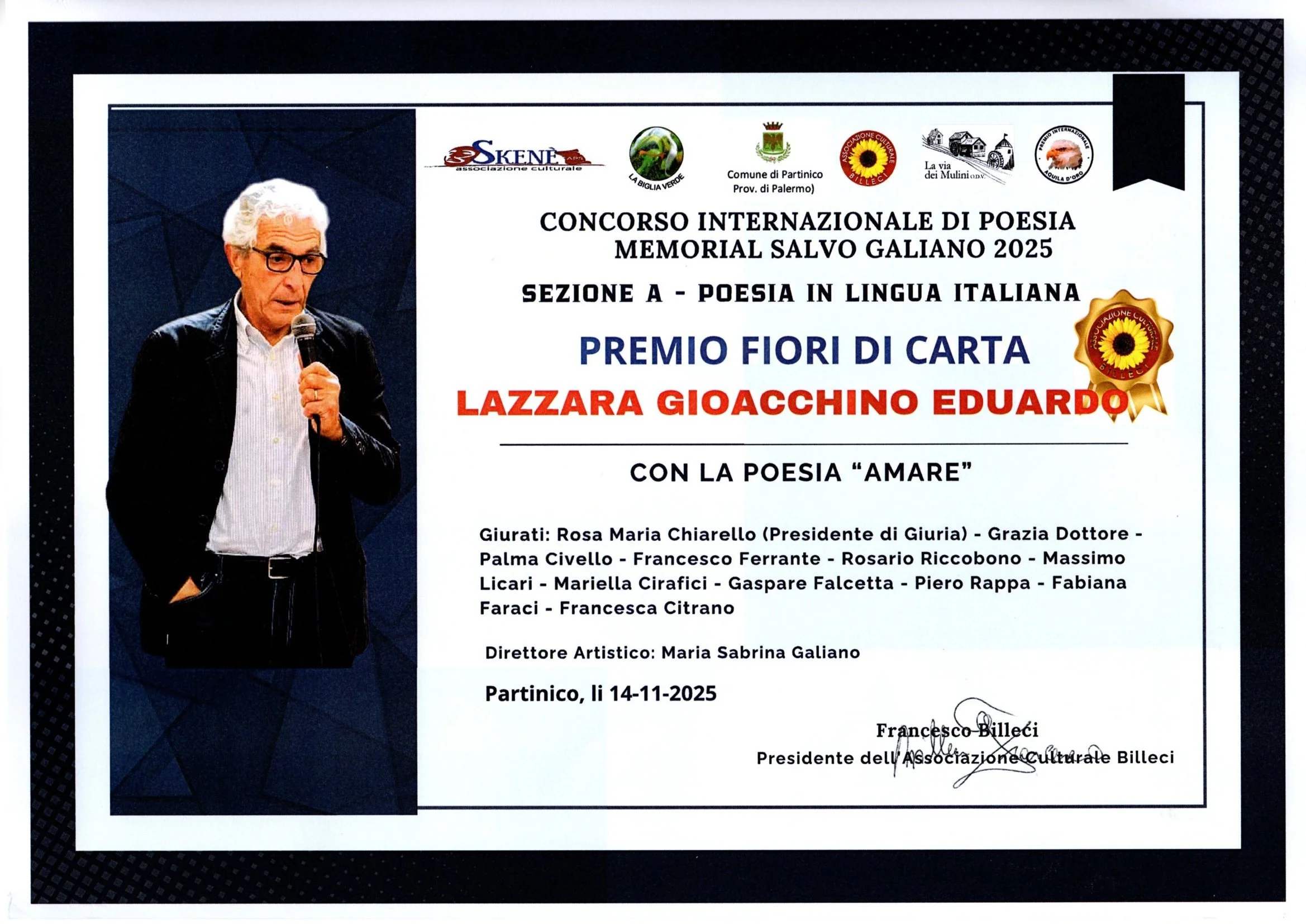 Locandina dell'evento intitolato Concorso Internazionale di Poesia Memorial Salvo Galiano 2025, sezione a, dedicato alla poesia in lingua italiana, con un premio chiamato Fiori di Carta assegnato a Lazzara Gioacchino Eduardo. La locandina presenta una foto di un uomo anziano con capelli grigi, occhiali, vestito formale, che tiene un microfono. Sono elencati i giudici e le autorità partecipanti, inclusi vari nomi e ruoli, e i dettagli dell'evento, come la data 14-11-2025 e il luogo di Partinico.