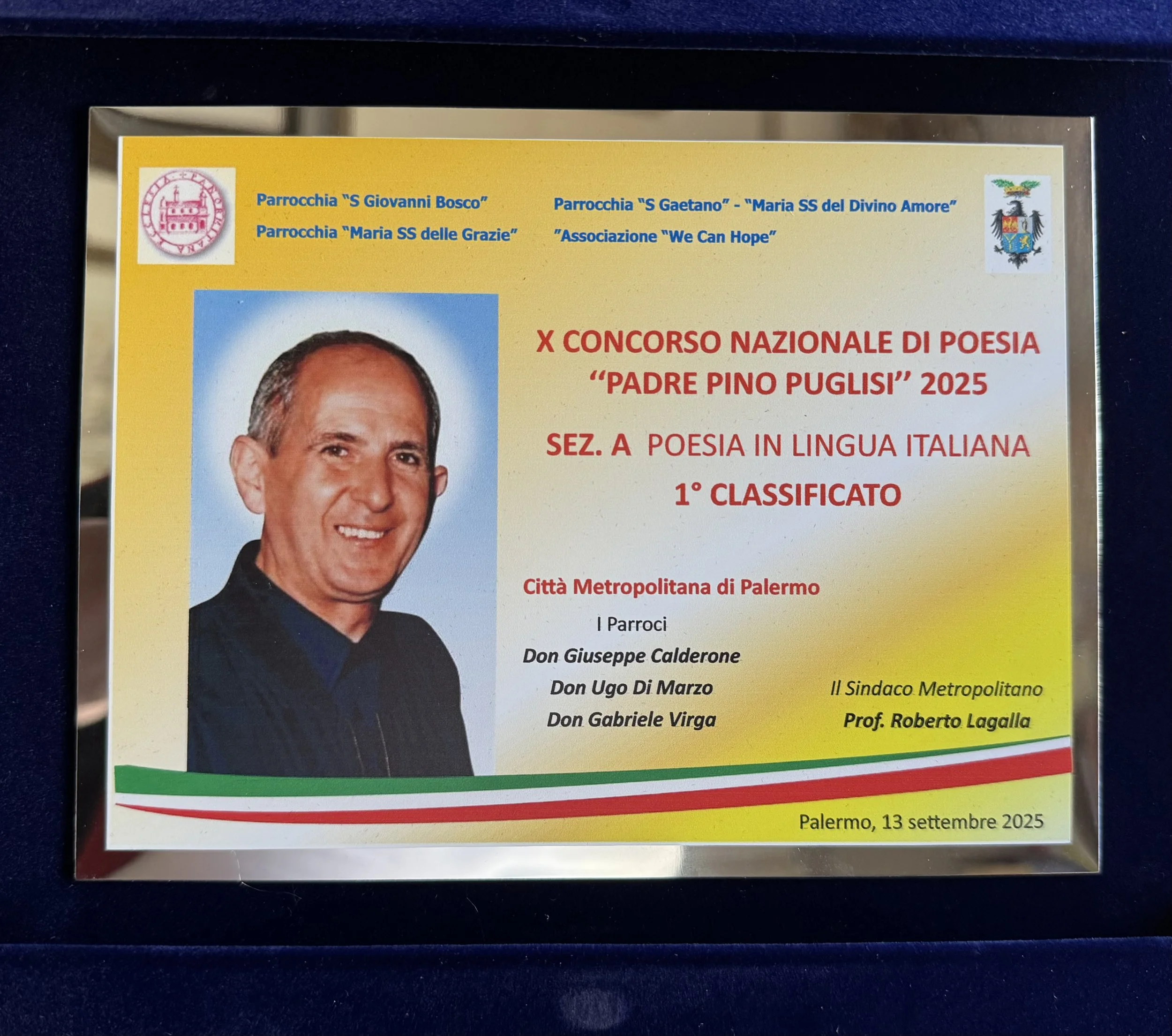 Manifesto del concorso di poesia 'Padre Pino Puglisi' 2025, con una foto di un uomo sorridente, loghi di varie parrocchie e associazioni, e dettagli sull'evento a Palermo il 13 settembre 2025.