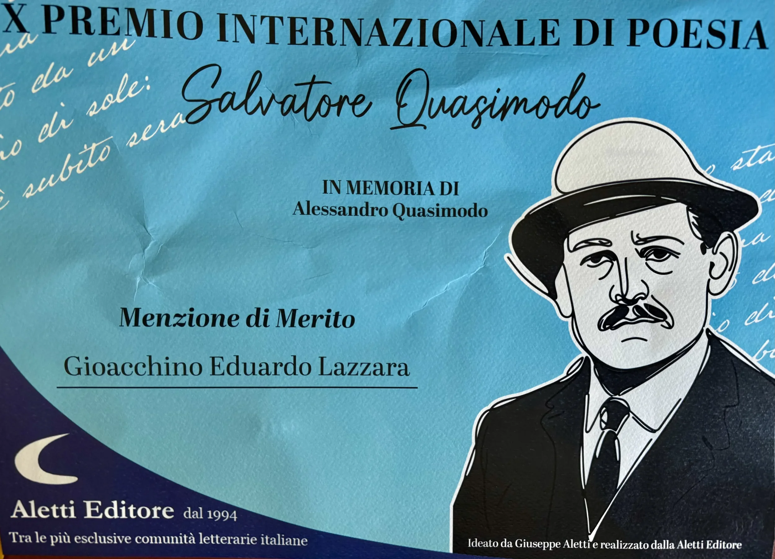 Certificato di premiazione per il X Premio Internazionale di Poesia dedicato a Salvatore Quasimodo, con un disegno di un uomo con cappello e una dedica in ricordo di Alessandro Quasimodo.
